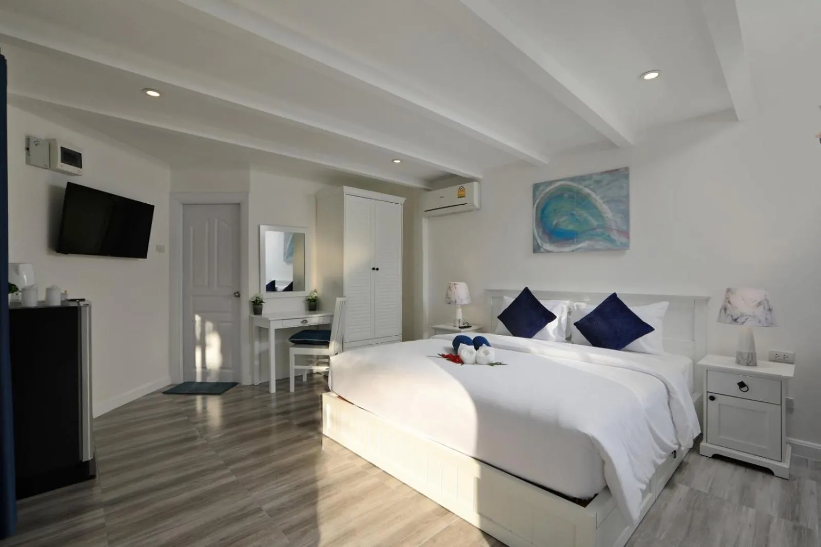 Photo of the whole room, Bed in Kata White Villas