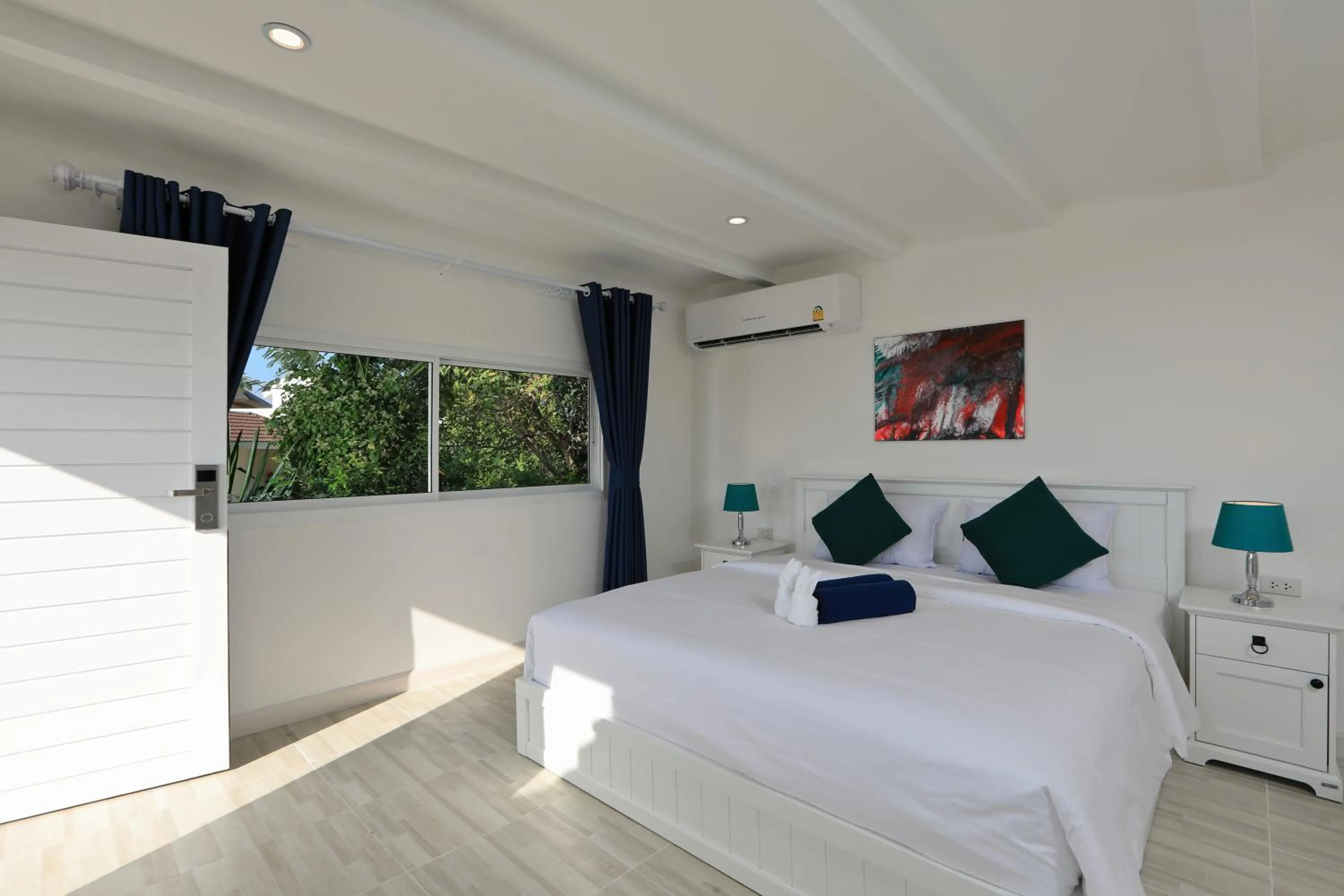 Photo of the whole room, Bed in Kata White Villas