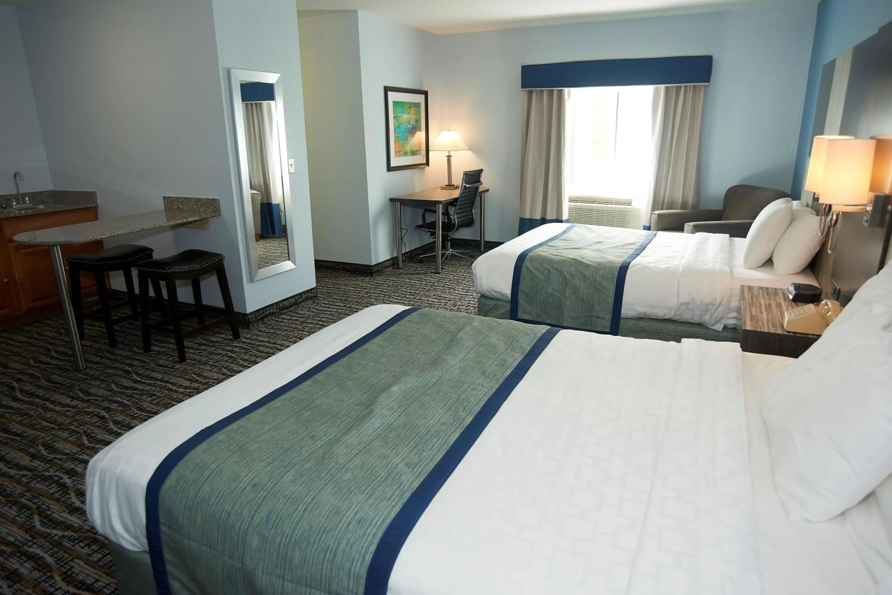 Photo of the whole room, Bed in Sandwich Lodge & Resort