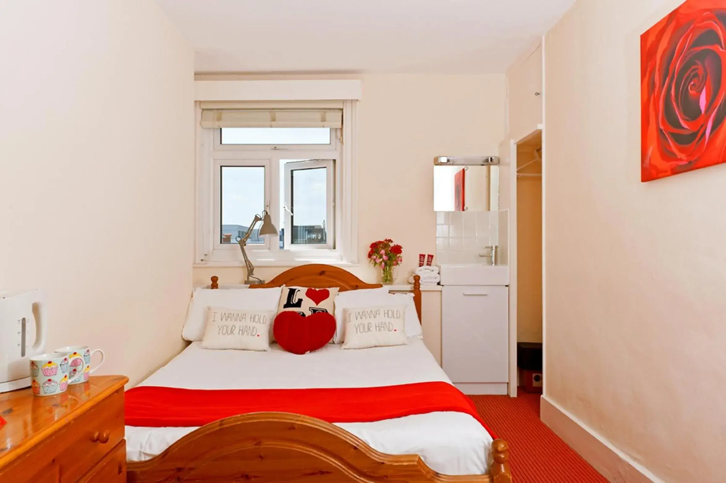 Small Double Room with Shower and Shared Toilet in Strawberry Fields Small Double Room with Shower and Shared Toilet in Strawberry Fields