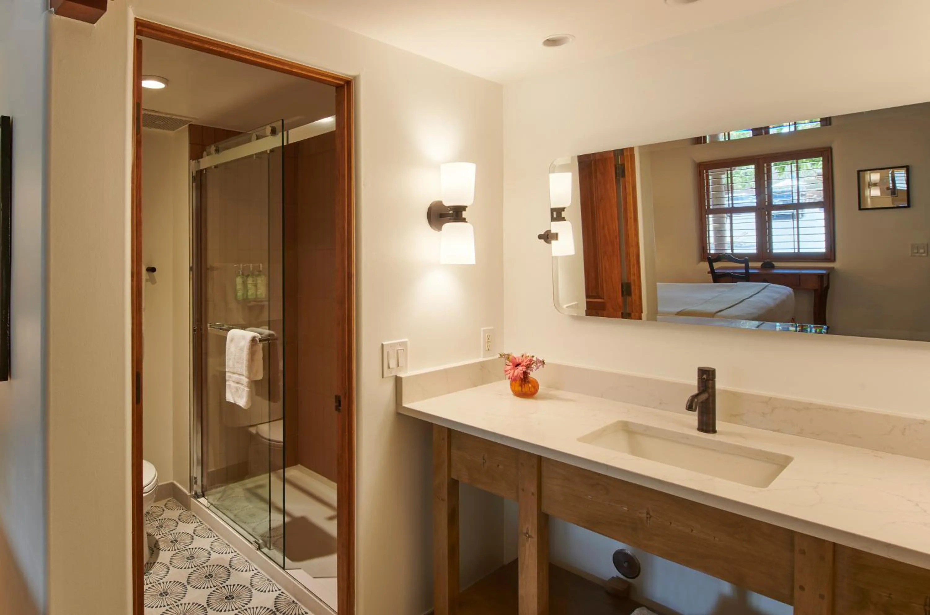 Shower, Bed in Piñon Court by La Fonda