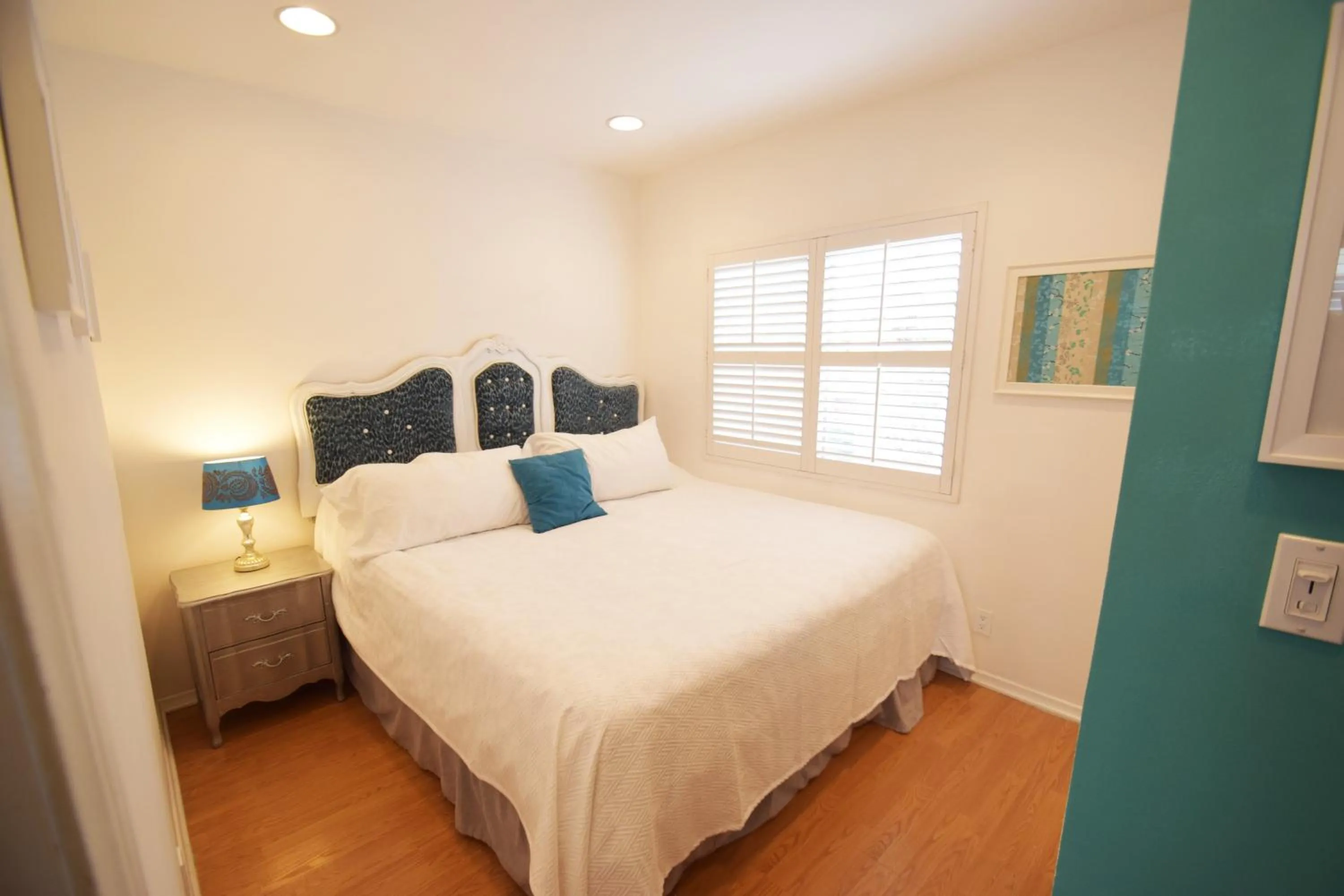 Bedroom, Bed in Venice Beach Apartments Monthly rents