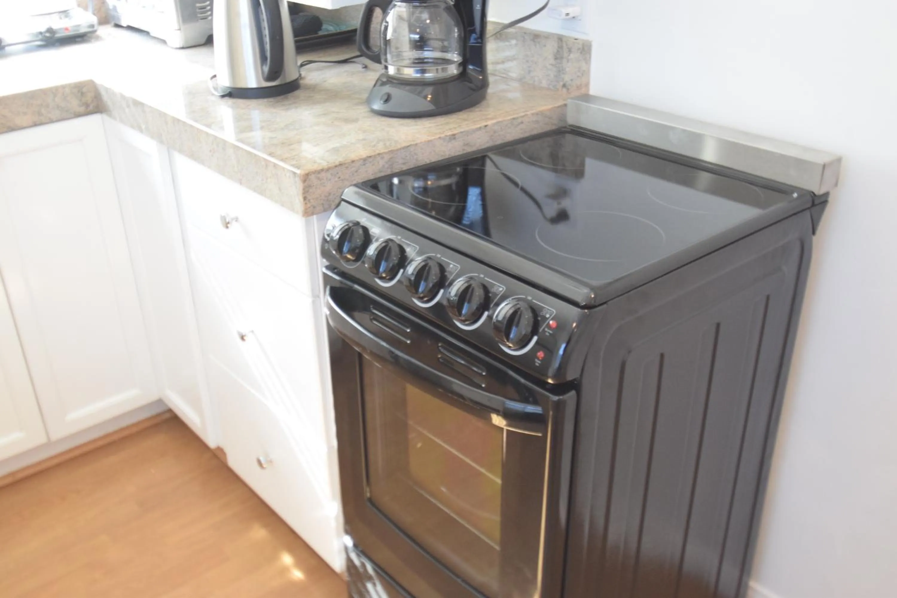 Kitchen or kitchenette in Venice Beach Apartments Monthly rents