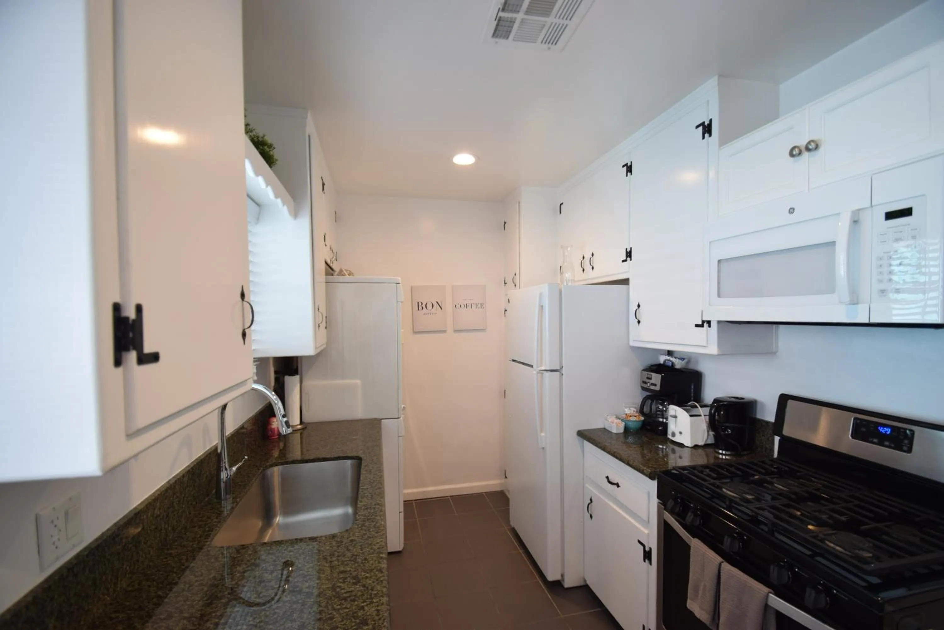 Kitchen or kitchenette in Venice Beach Apartments Monthly rents