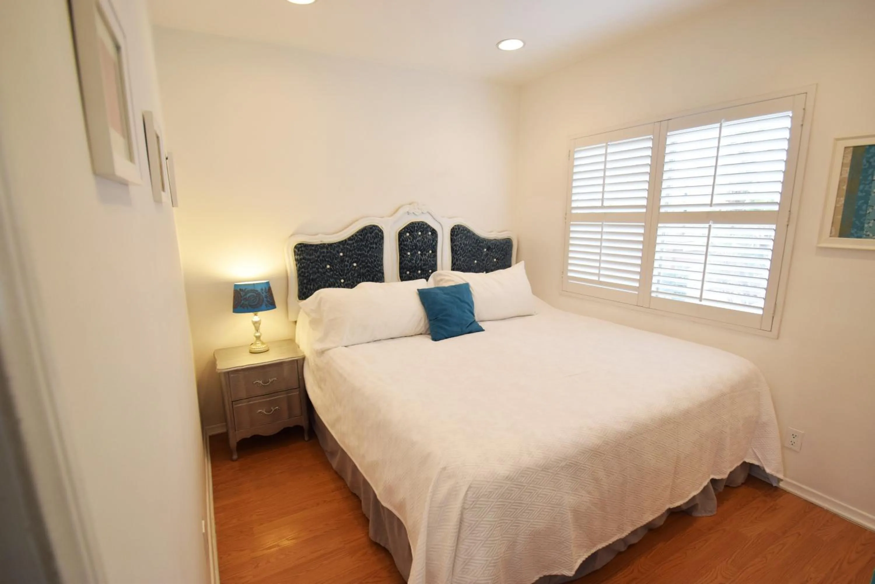 Bedroom, Bed in Venice Beach Apartments Monthly rents