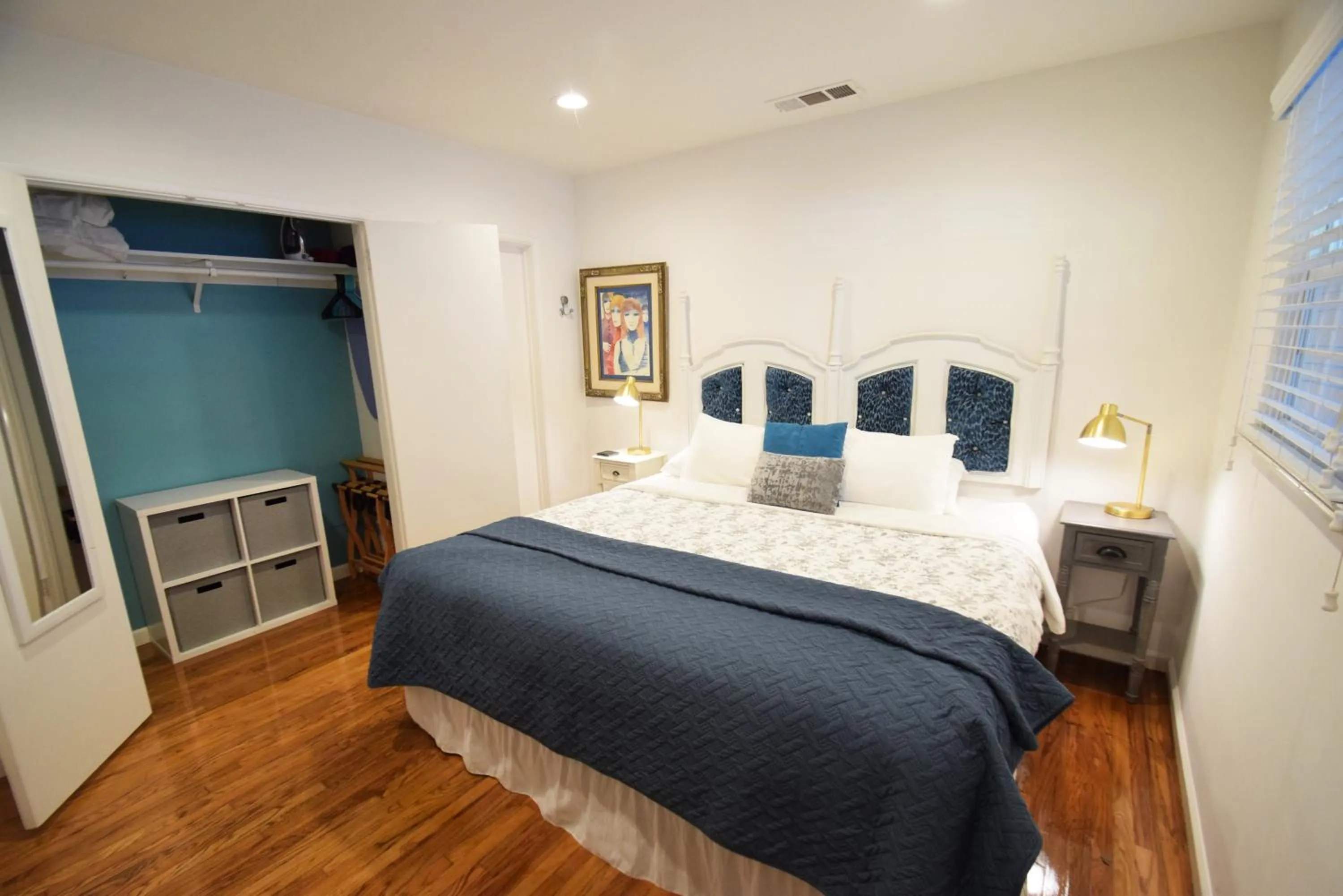 Bedroom, Bed in Venice Beach Apartments Monthly rents