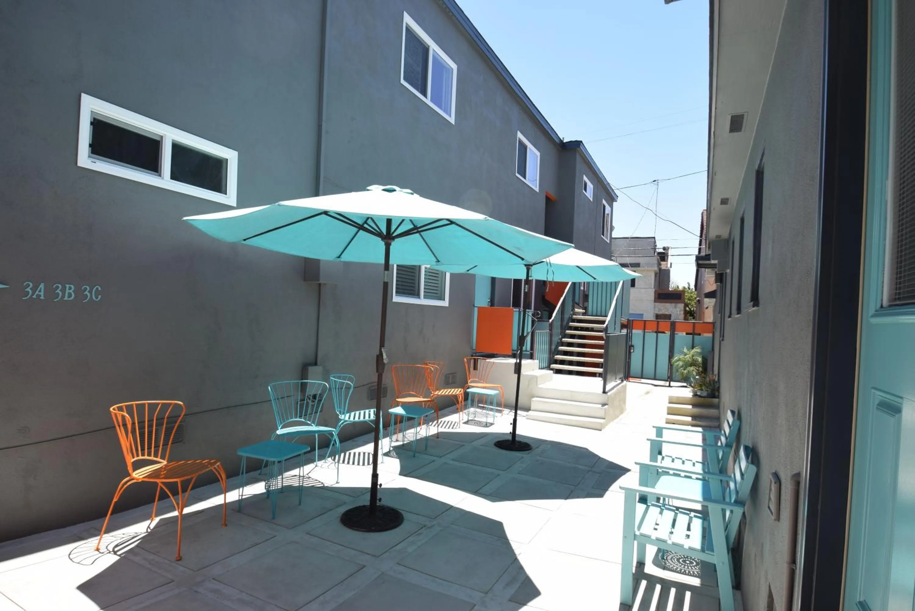 Inner courtyard view in Venice Beach Apartments Monthly rents