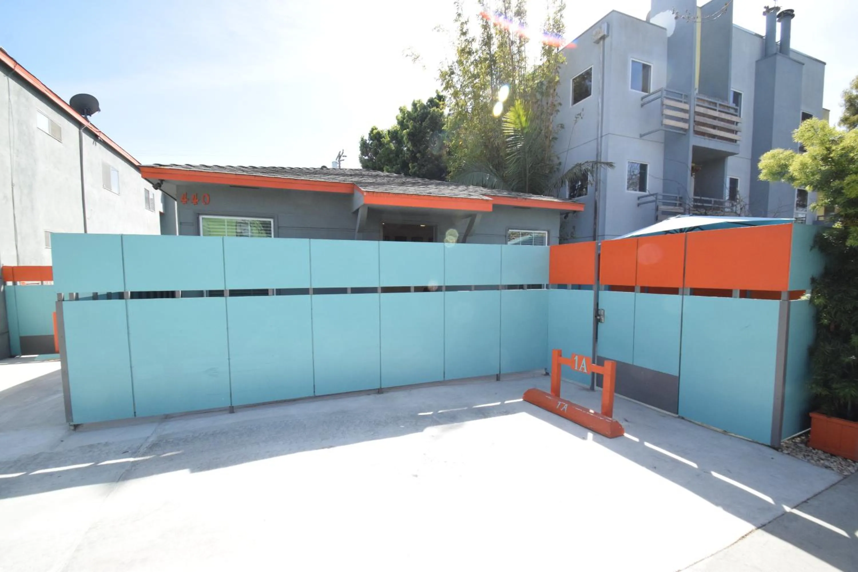 Property building in Venice Beach Apartments Monthly rents