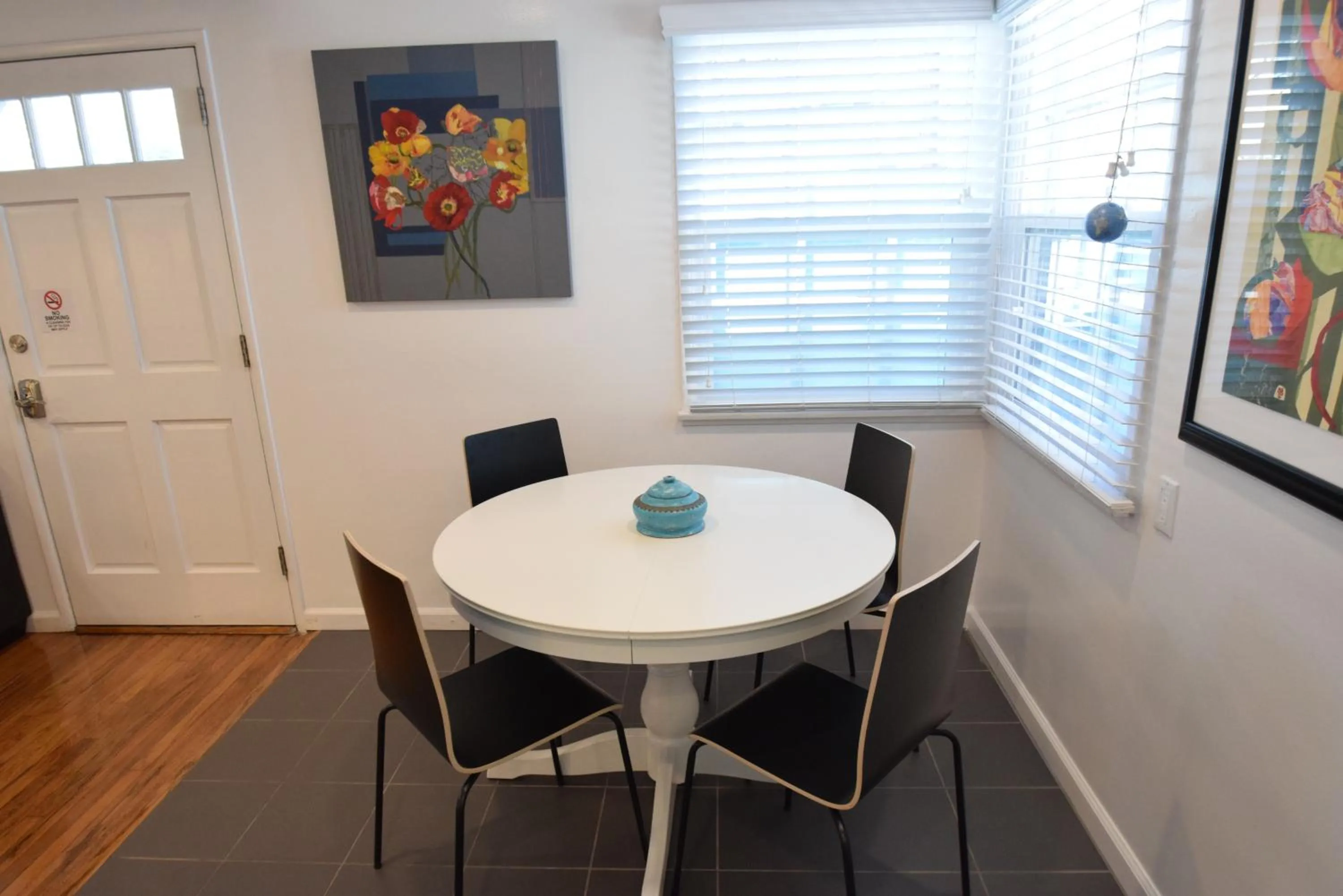 Dining area in Venice Beach Apartments Monthly rents