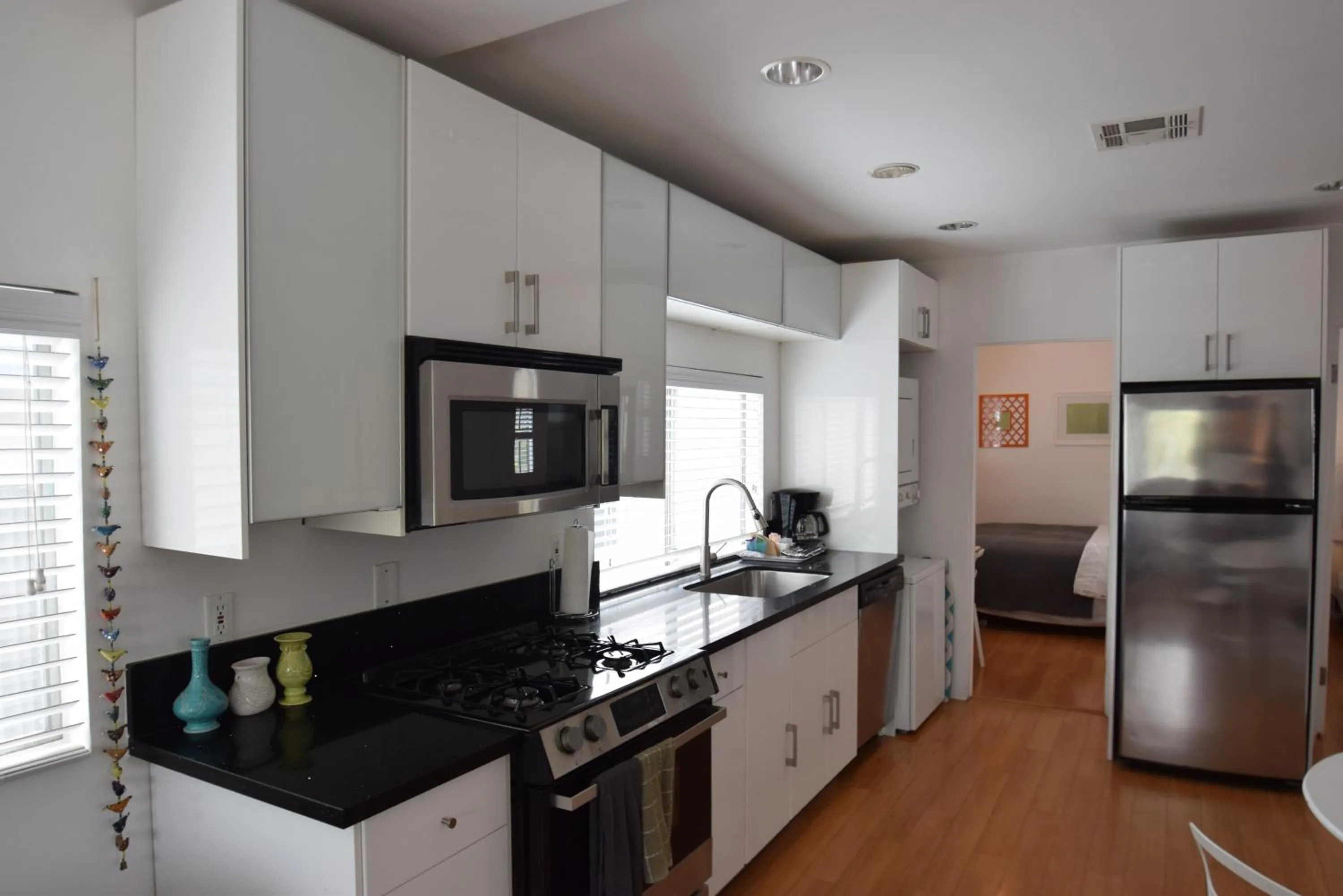 Kitchen or kitchenette in Venice Beach Apartments Monthly rents