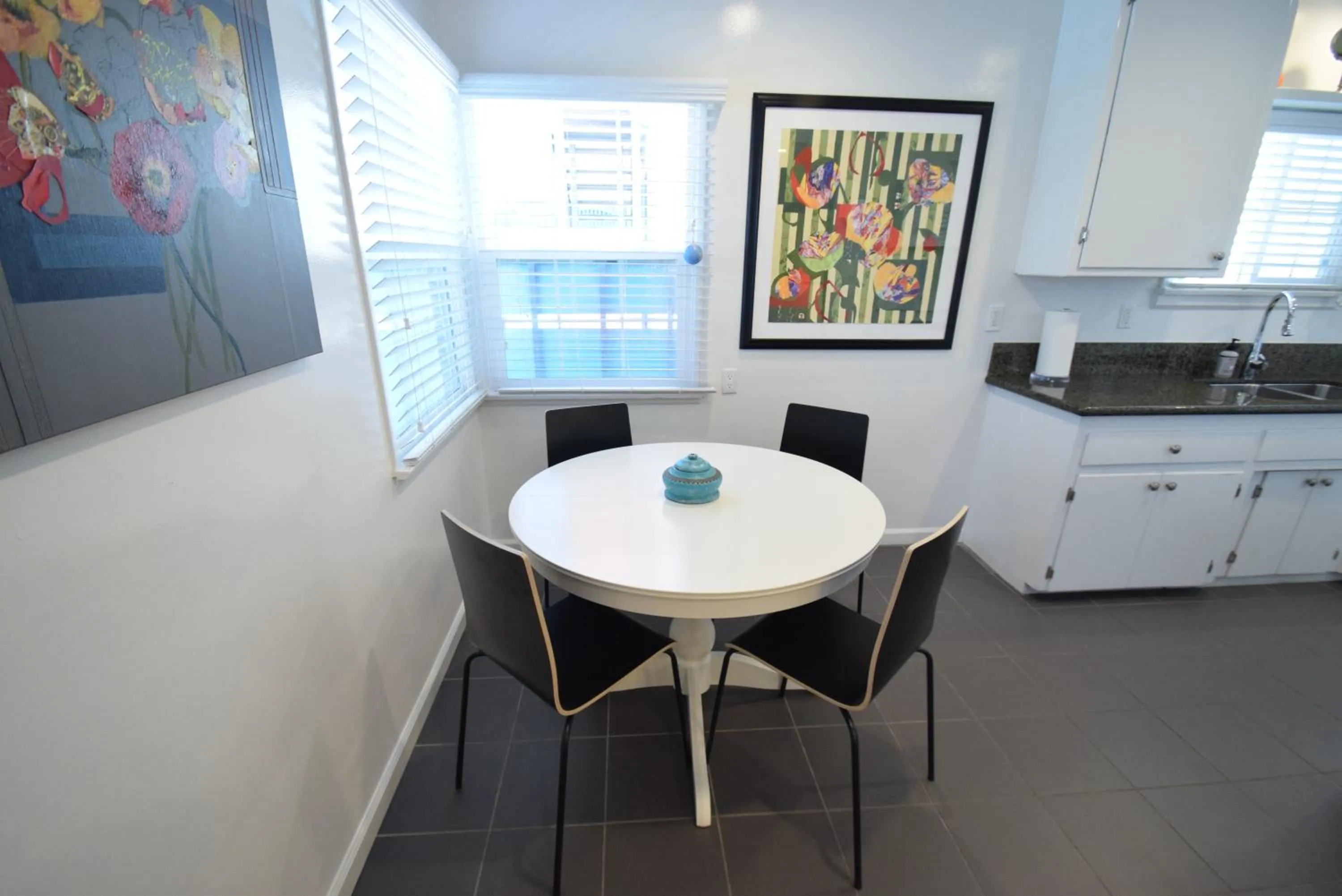 Kitchen or kitchenette in Venice Beach Apartments Monthly rents