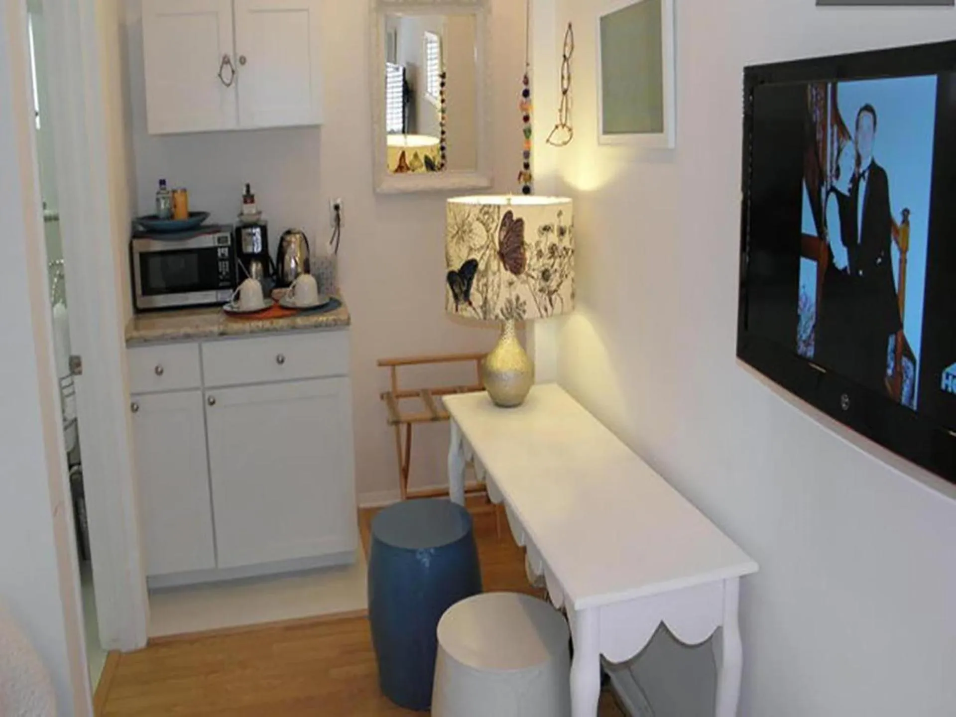 Kitchen or kitchenette in Venice Beach Apartments Monthly rents