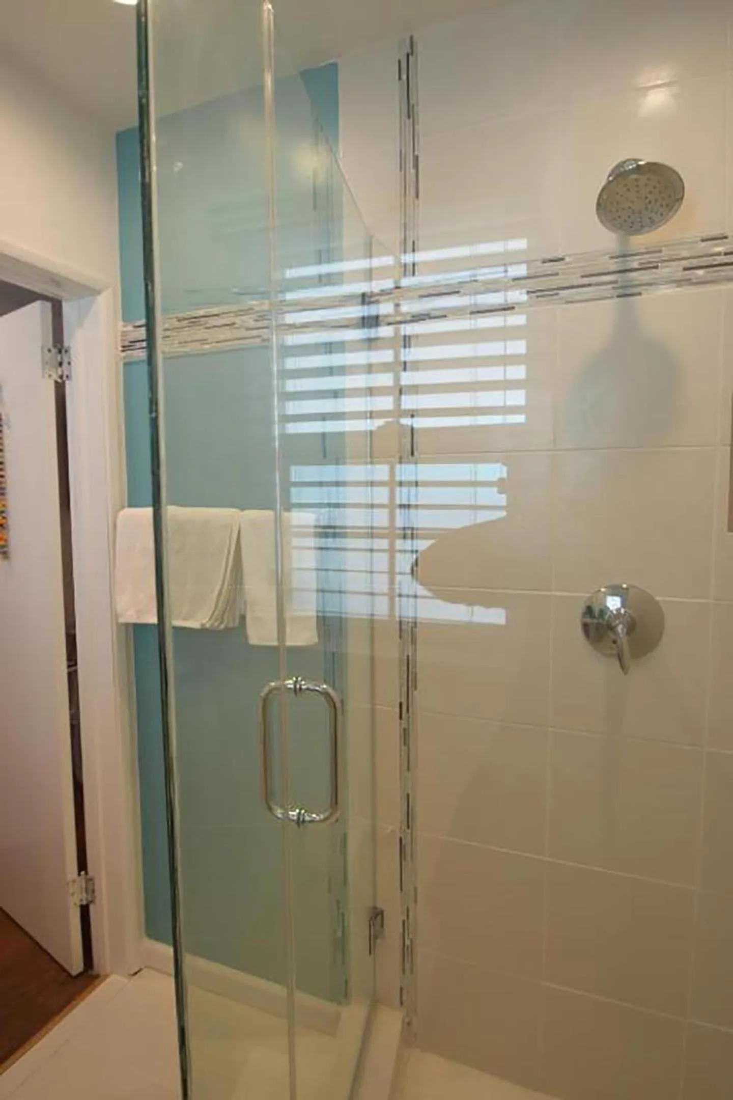 Shower in Venice Beach Apartments Monthly rents