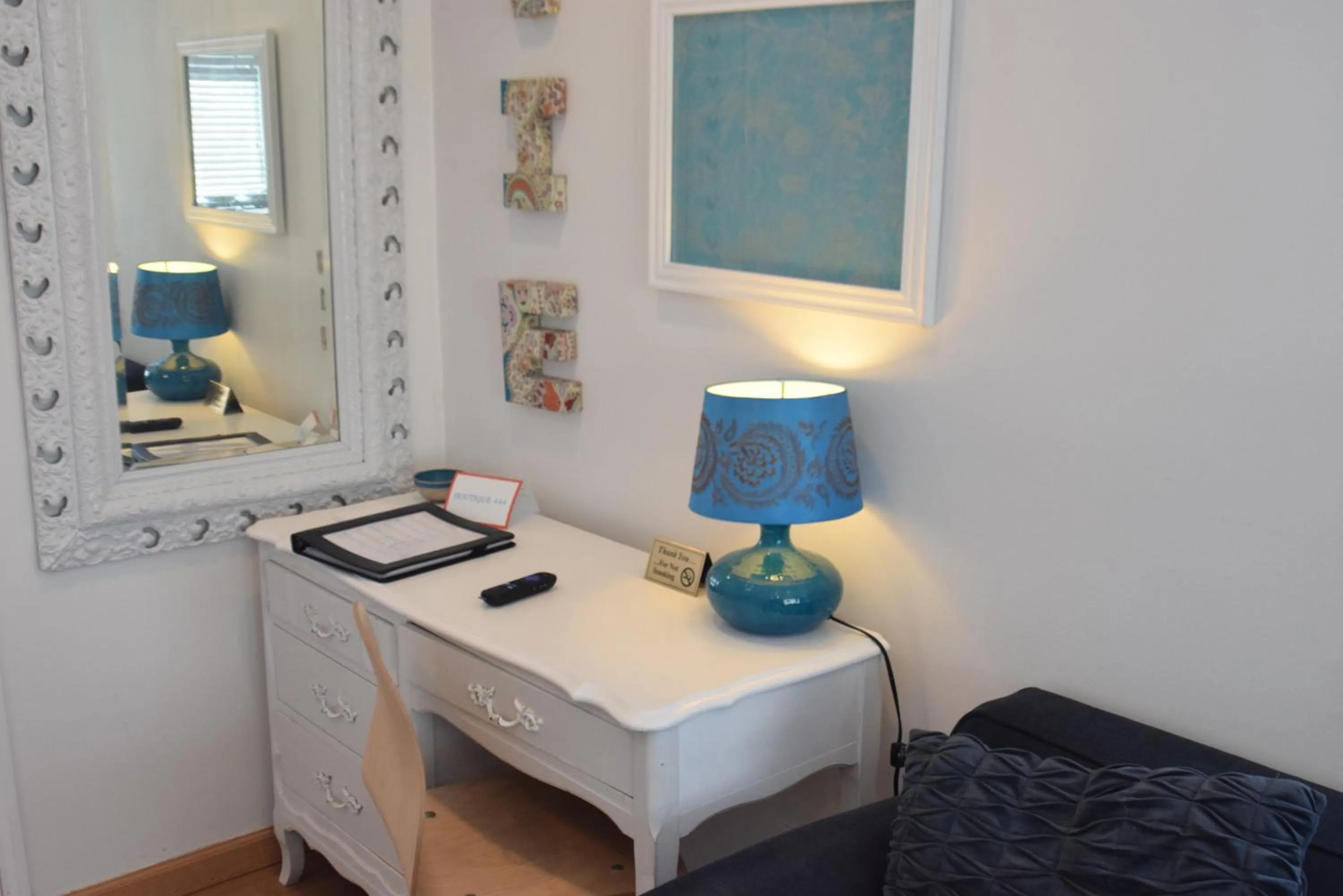 Living room, Bed in Venice Beach Apartments Monthly rents