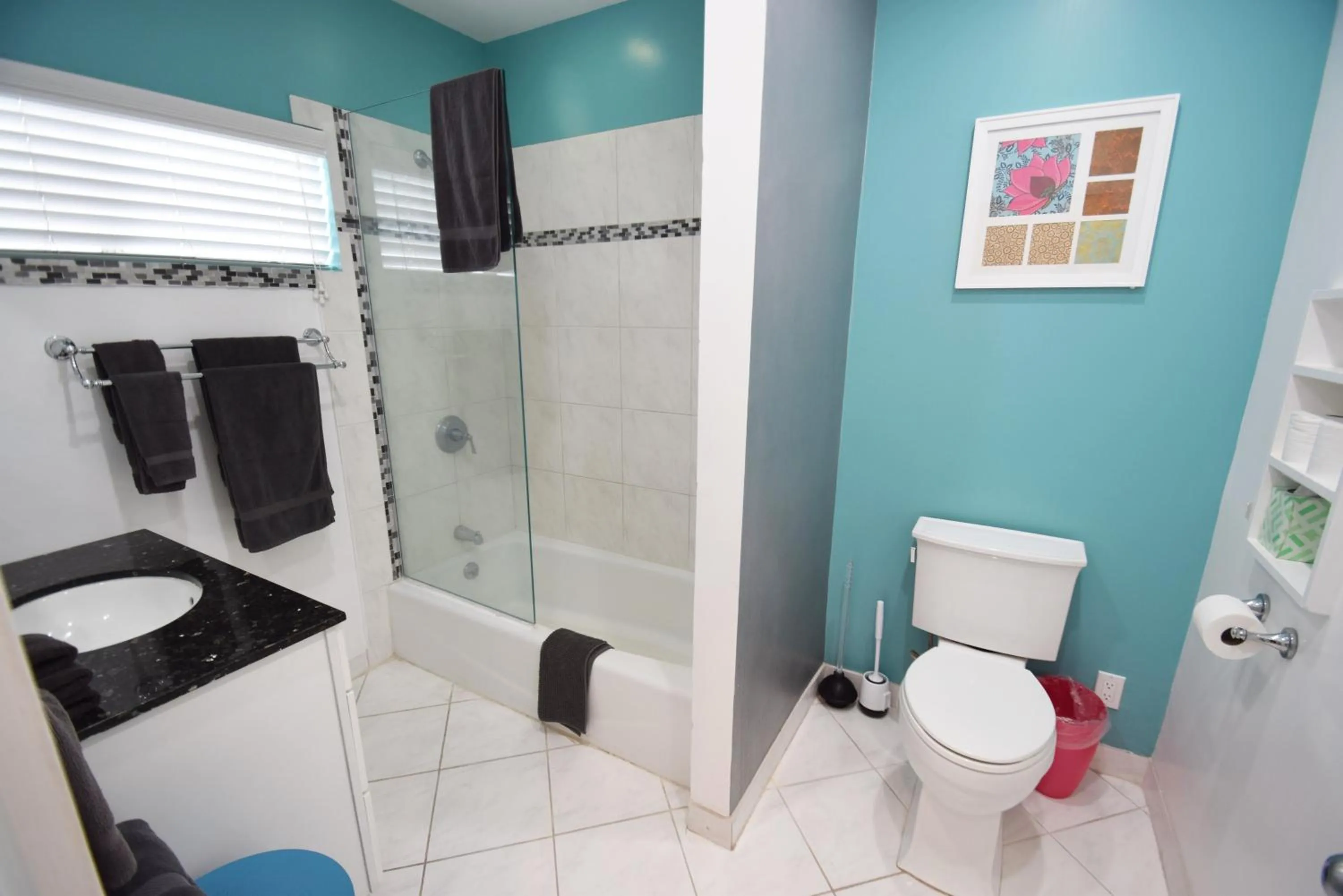 Bathroom in Venice Beach Apartments Monthly rents