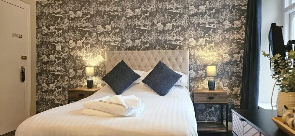 Bedroom, Bed in The Abbey Inn