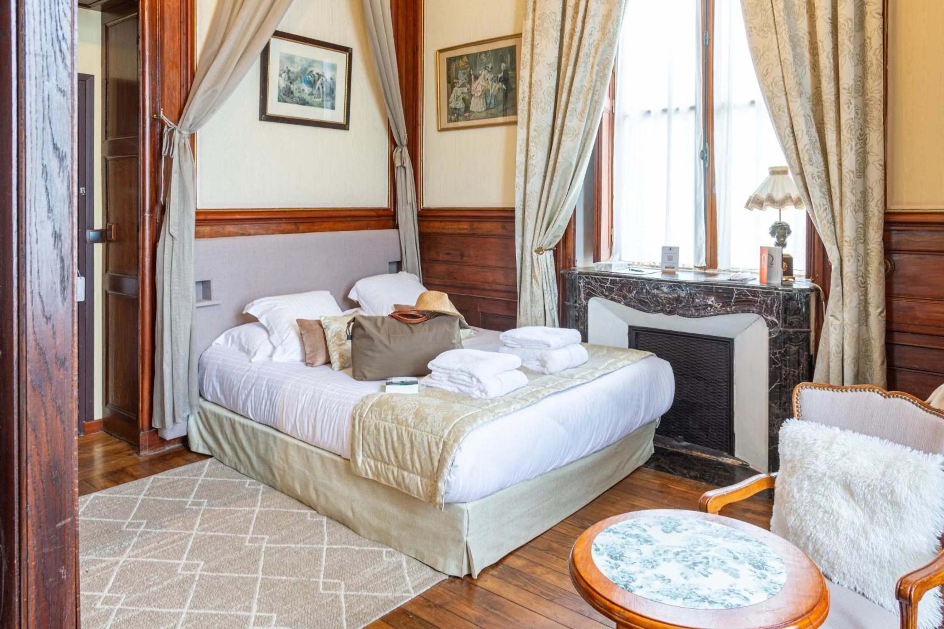 Bed in Château Hôtel Du Colombier