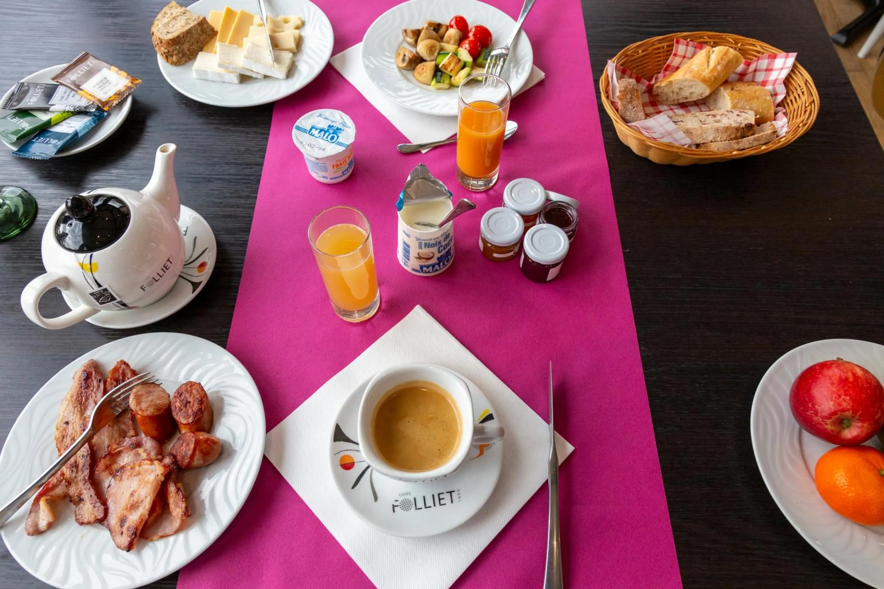 Continental breakfast in Château Hôtel Du Colombier