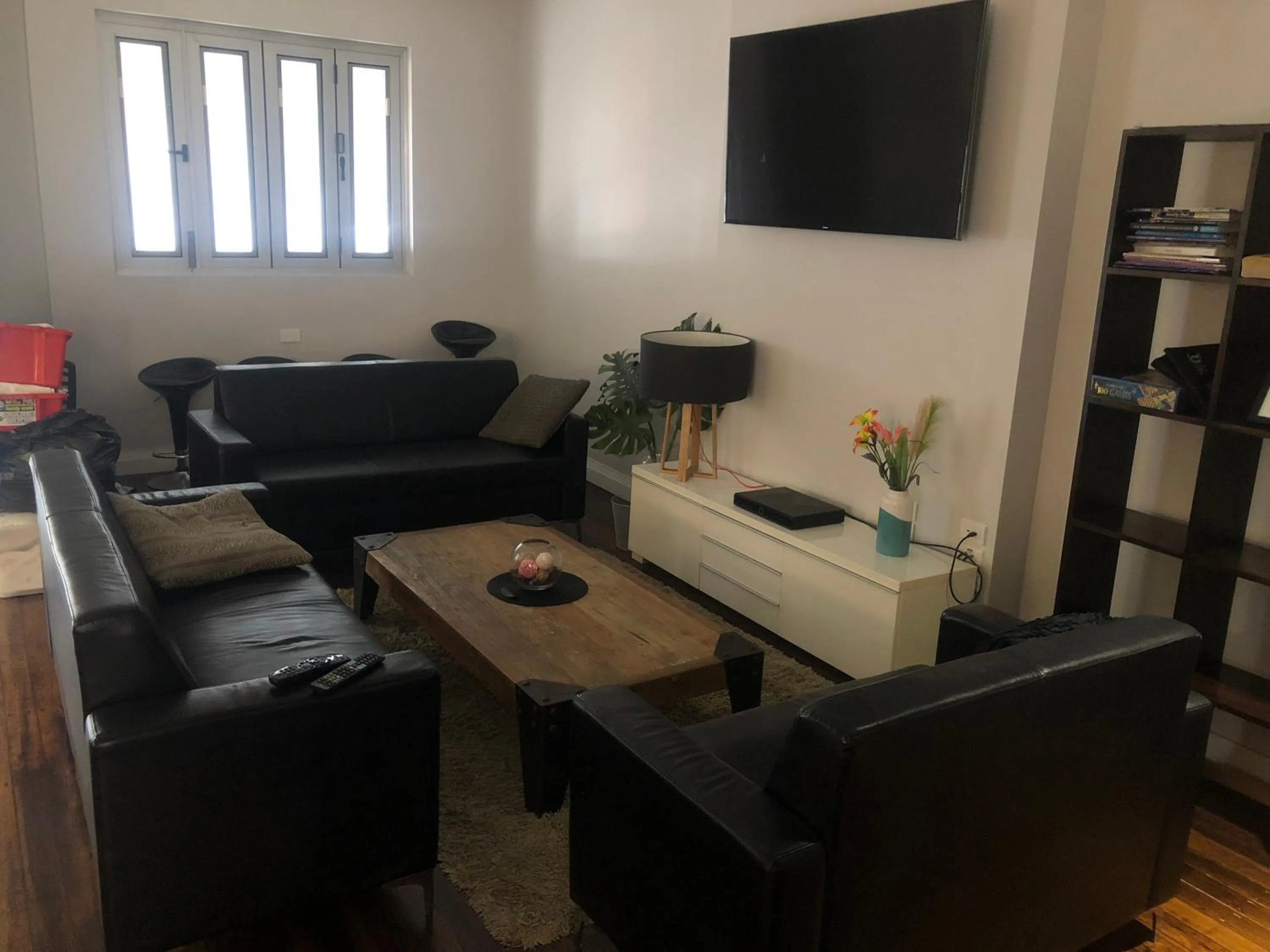 Communal lounge/ TV room in Studios on King