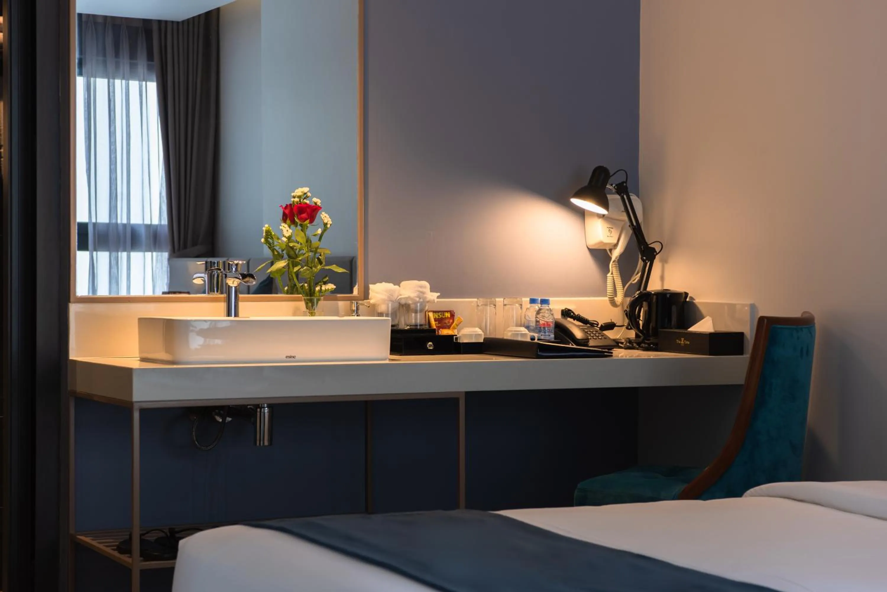 hair dresser, Bed in The Time Hotel