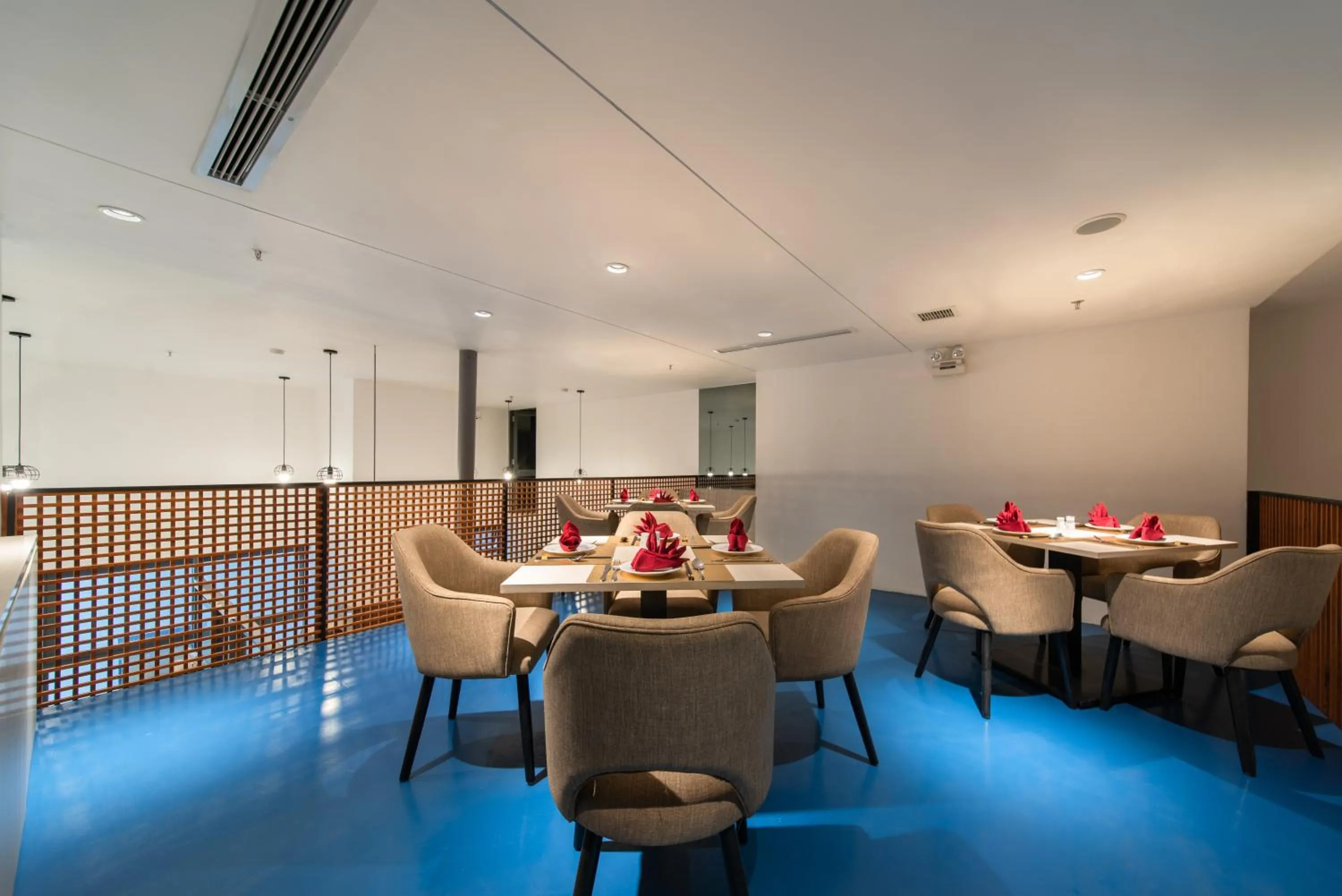 Restaurant/places to eat in The Time Hotel