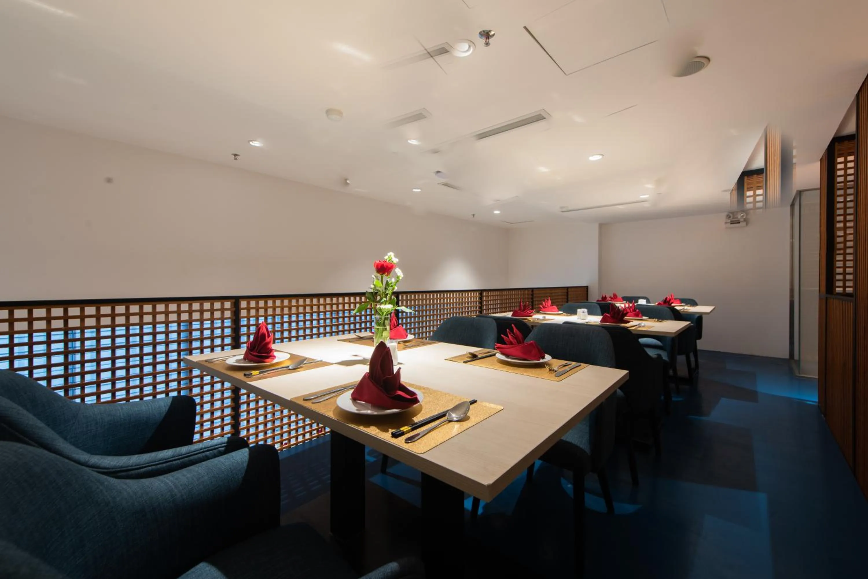 Restaurant/places to eat in The Time Hotel