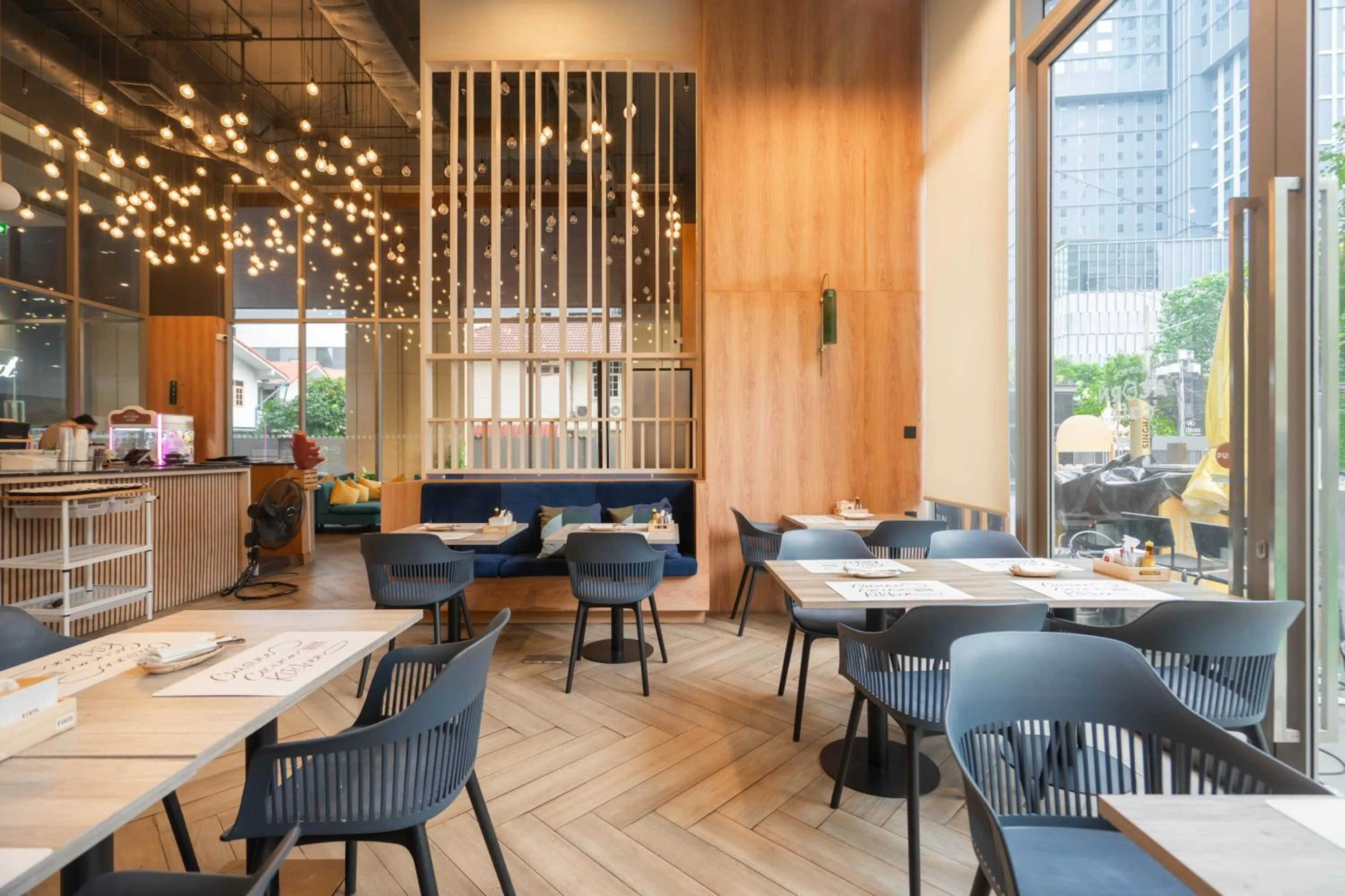 Restaurant/places to eat in Oakwood Suites Bangkok