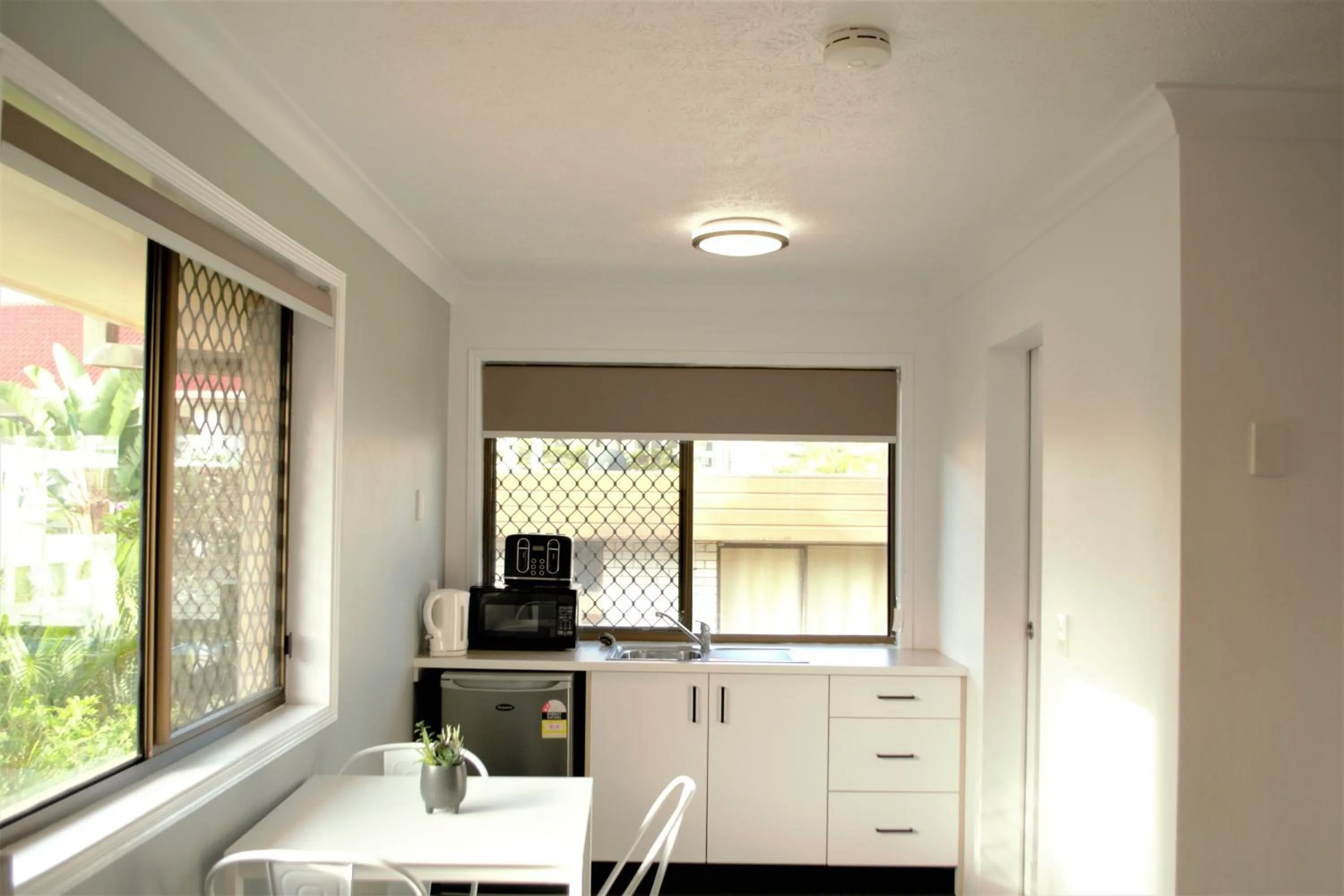 Kitchen or kitchenette in Gold Coast Inn