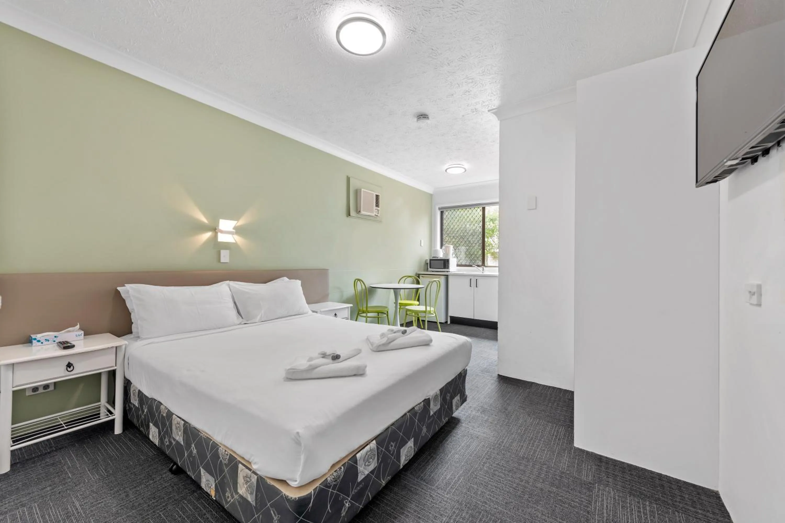 Photo of the whole room, Bed in Gold Coast Inn