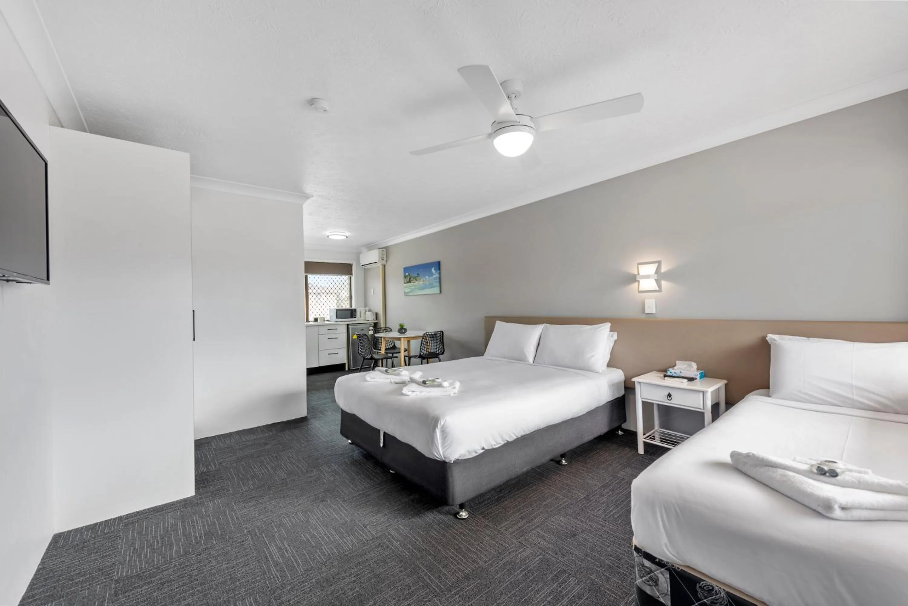 Photo of the whole room, Bed in Gold Coast Inn