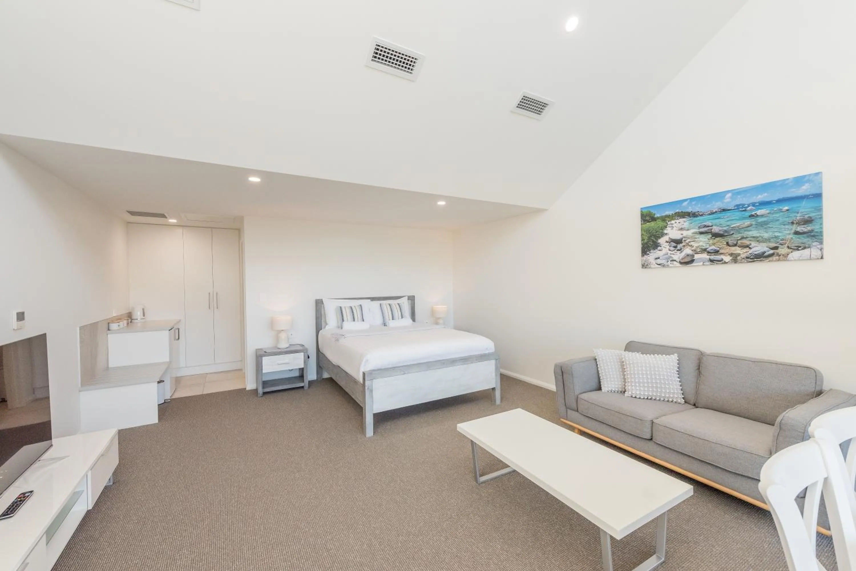 Photo of the whole room, Bed in The Hub Bicheno