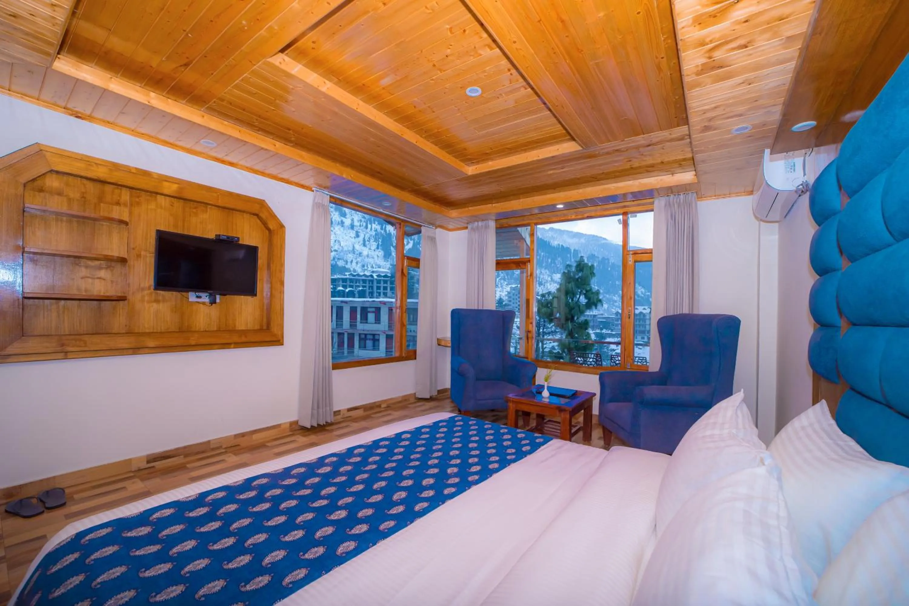 Bedroom, Bed in Snow City's Montana Blues Resort Manali - Heated & Air-Cooled Stay