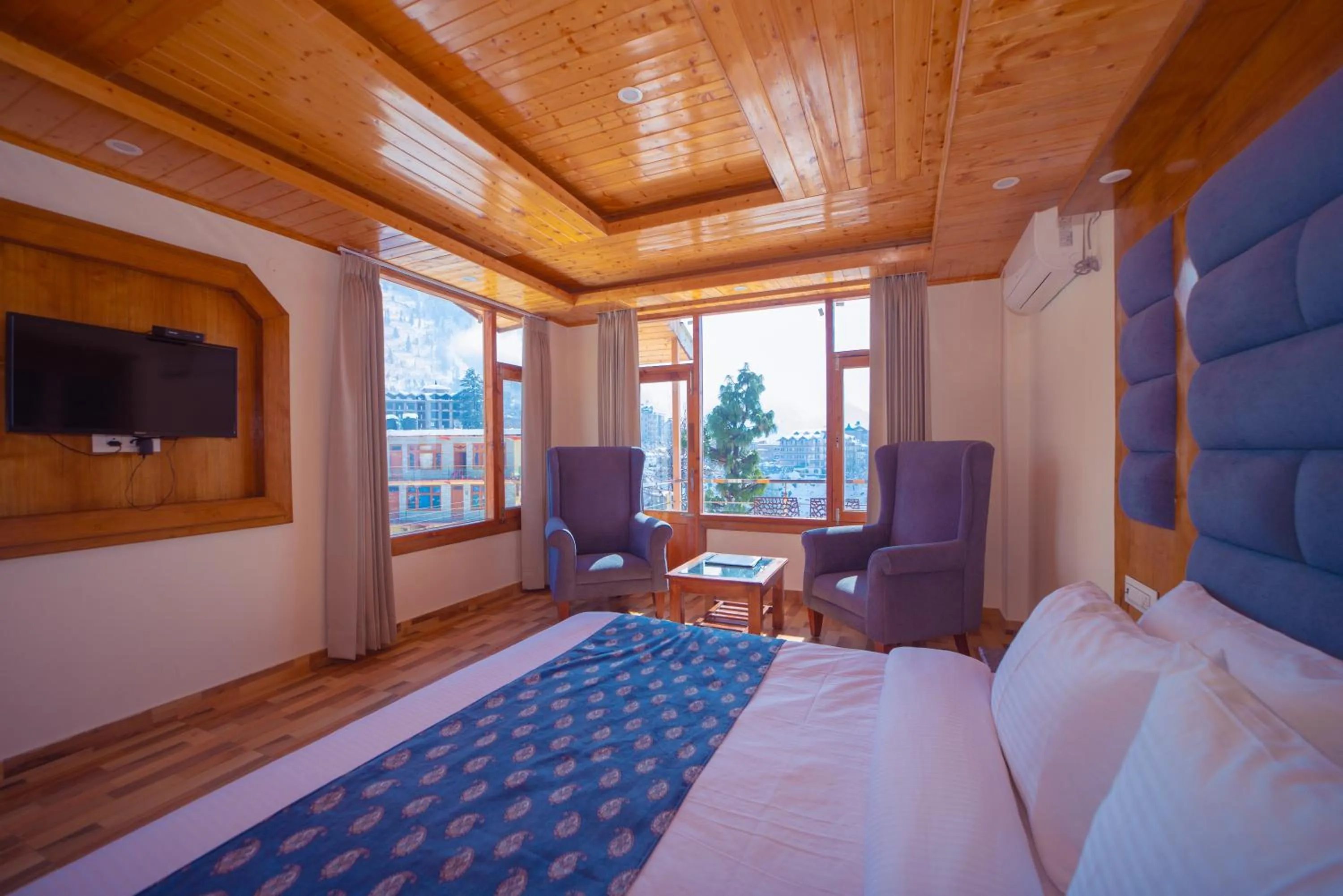 Bedroom, Bed in Snow City's Montana Blues Resort Manali - Heated & Air-Cooled Stay