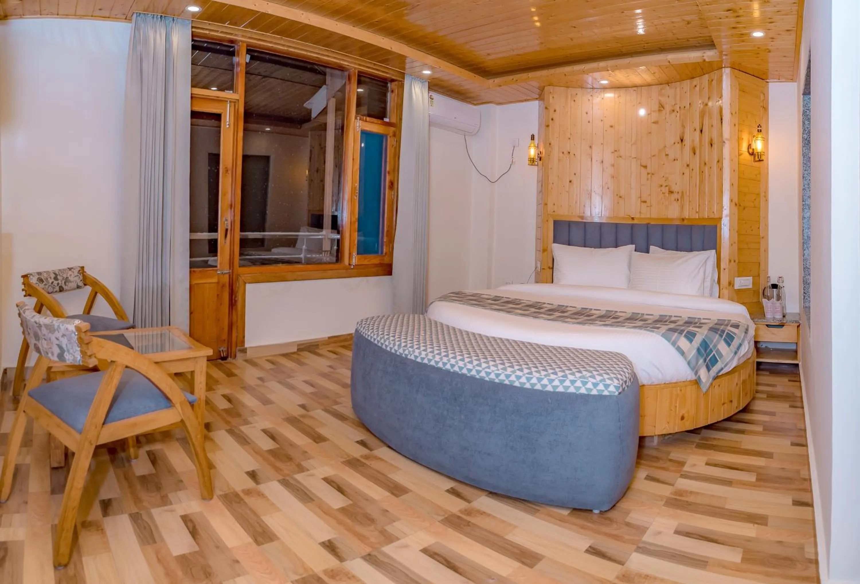 Bedroom, Bed in Snow City's Montana Blues Resort Manali - Heated & Air-Cooled Stay