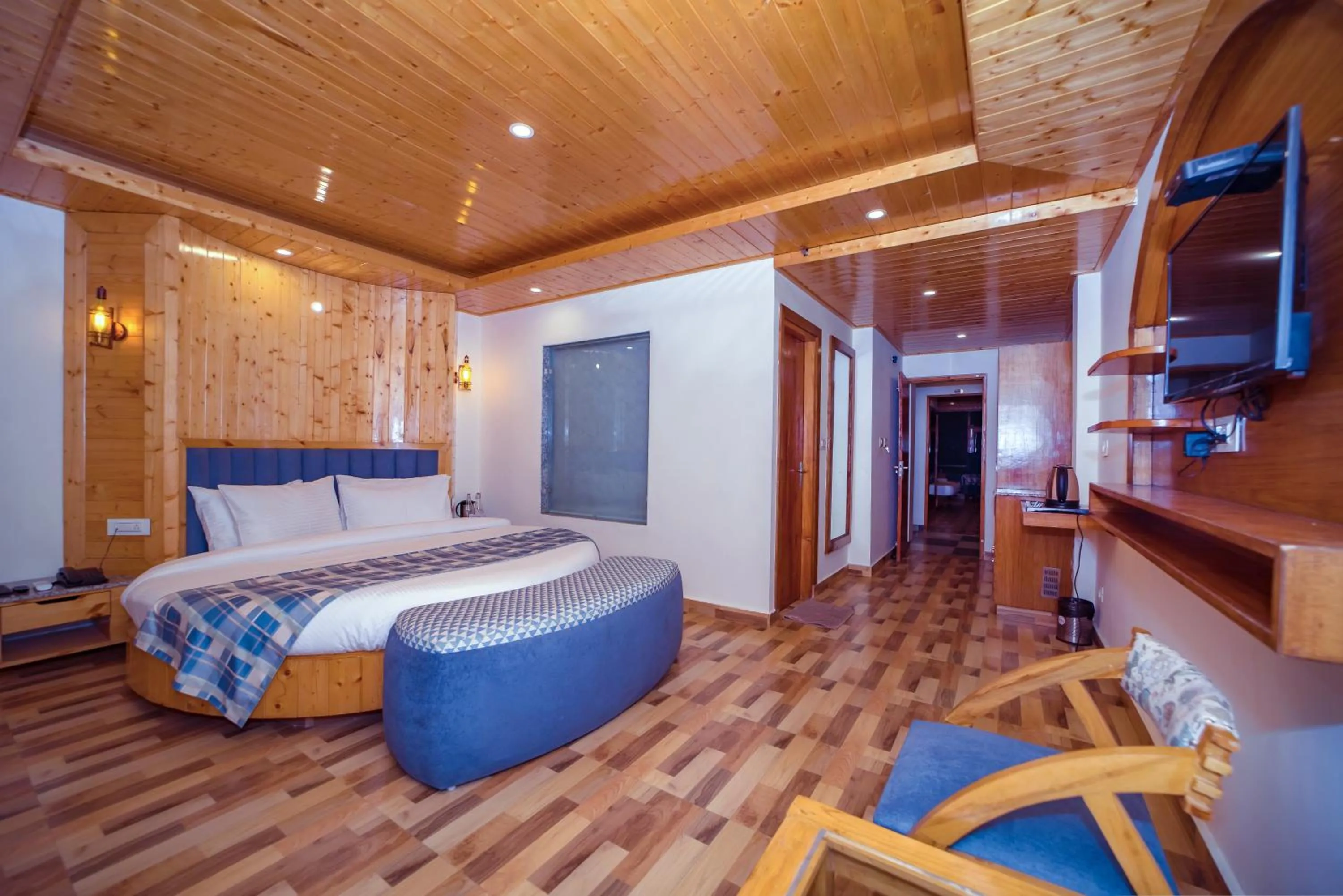 Bedroom, Bed in Snow City's Montana Blues Resort Manali - Heated & Air-Cooled Stay