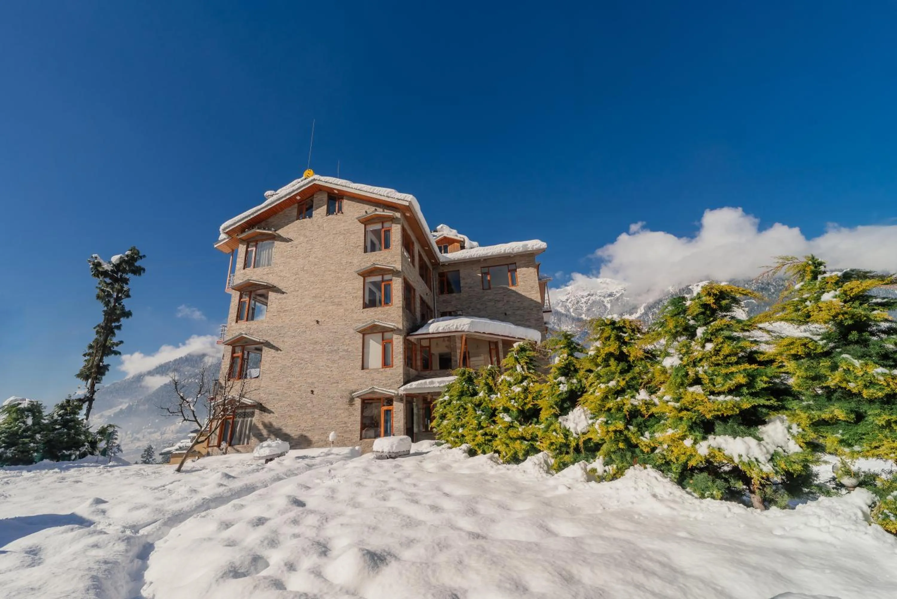 Property building in Snow City's Montana Blues Resort Manali - Heated & Air-Cooled Stay