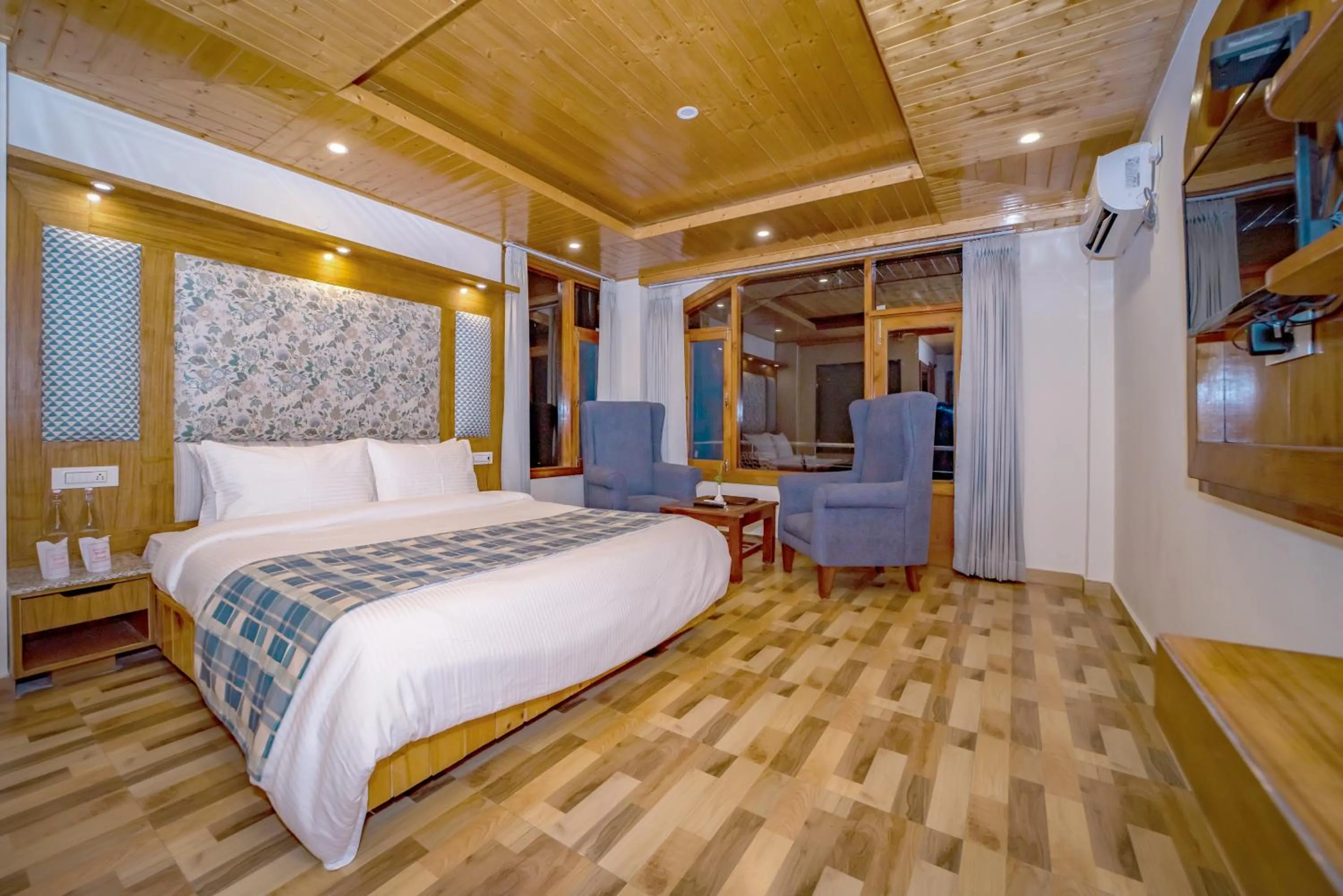 Bedroom, Bed in Snow City's Montana Blues Resort Manali - Heated & Air-Cooled Stay