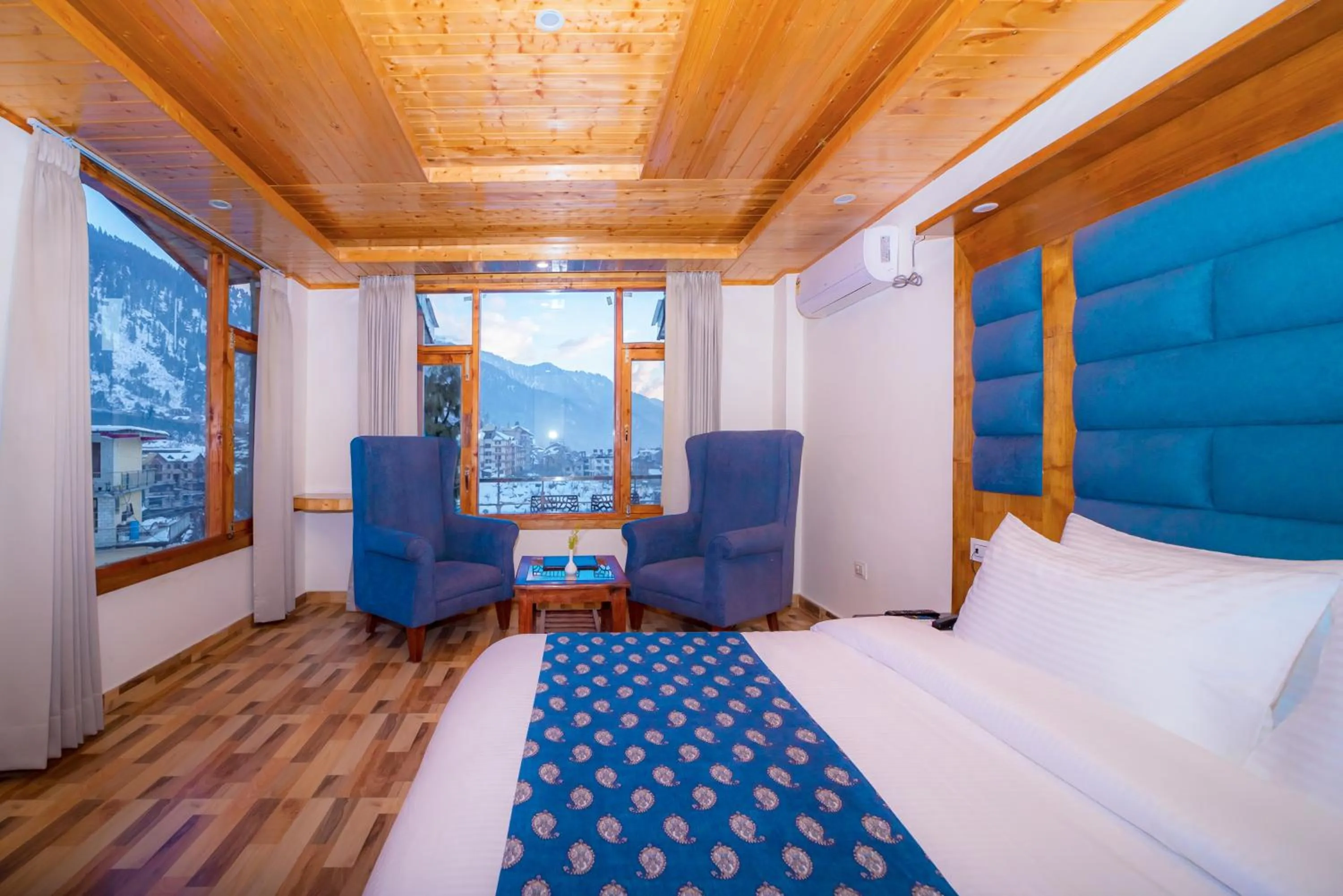 Bedroom, Bed in Snow City's Montana Blues Resort Manali - Heated & Air-Cooled Stay