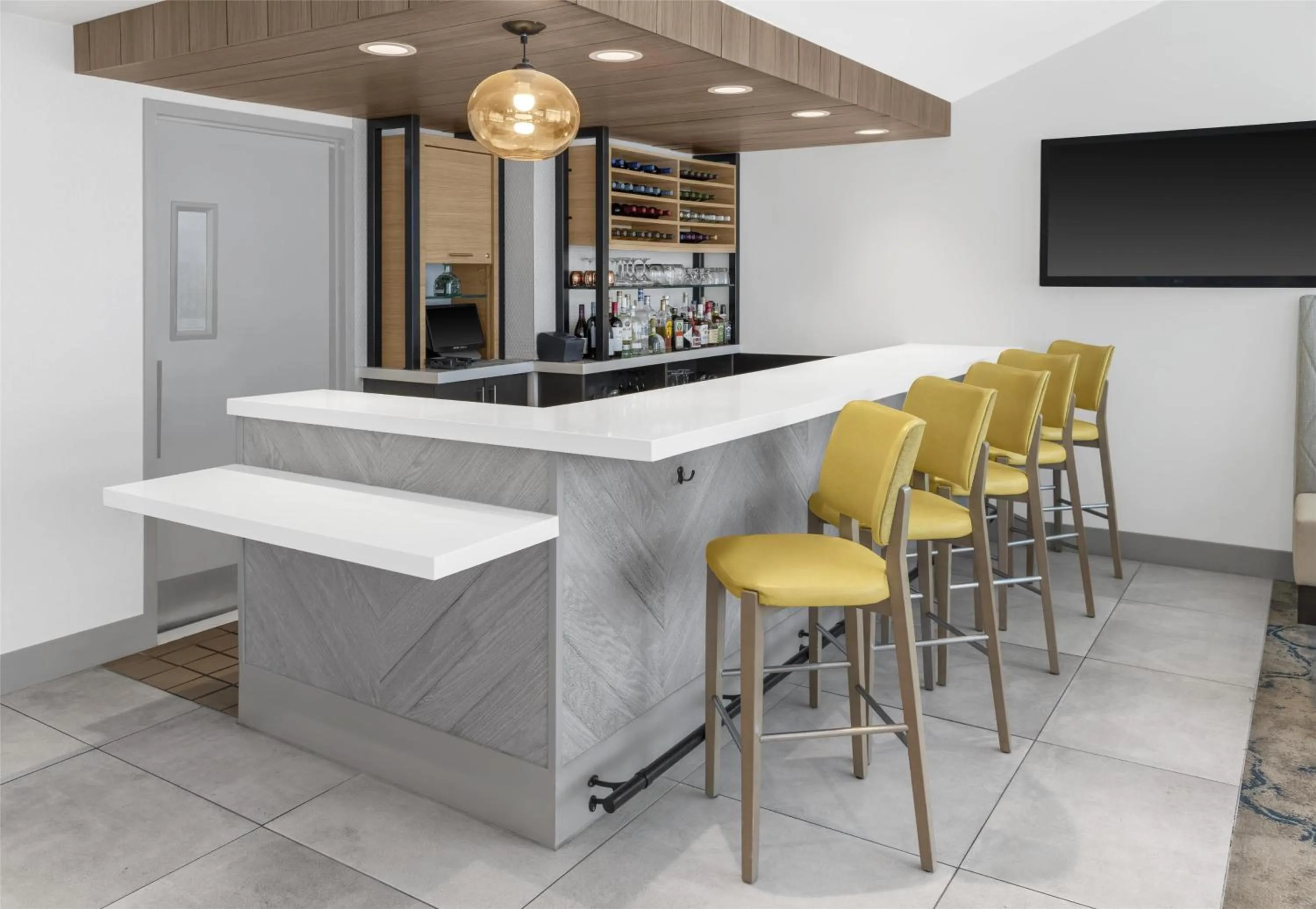 Lounge or bar in Hilton Garden Inn Queens JFK