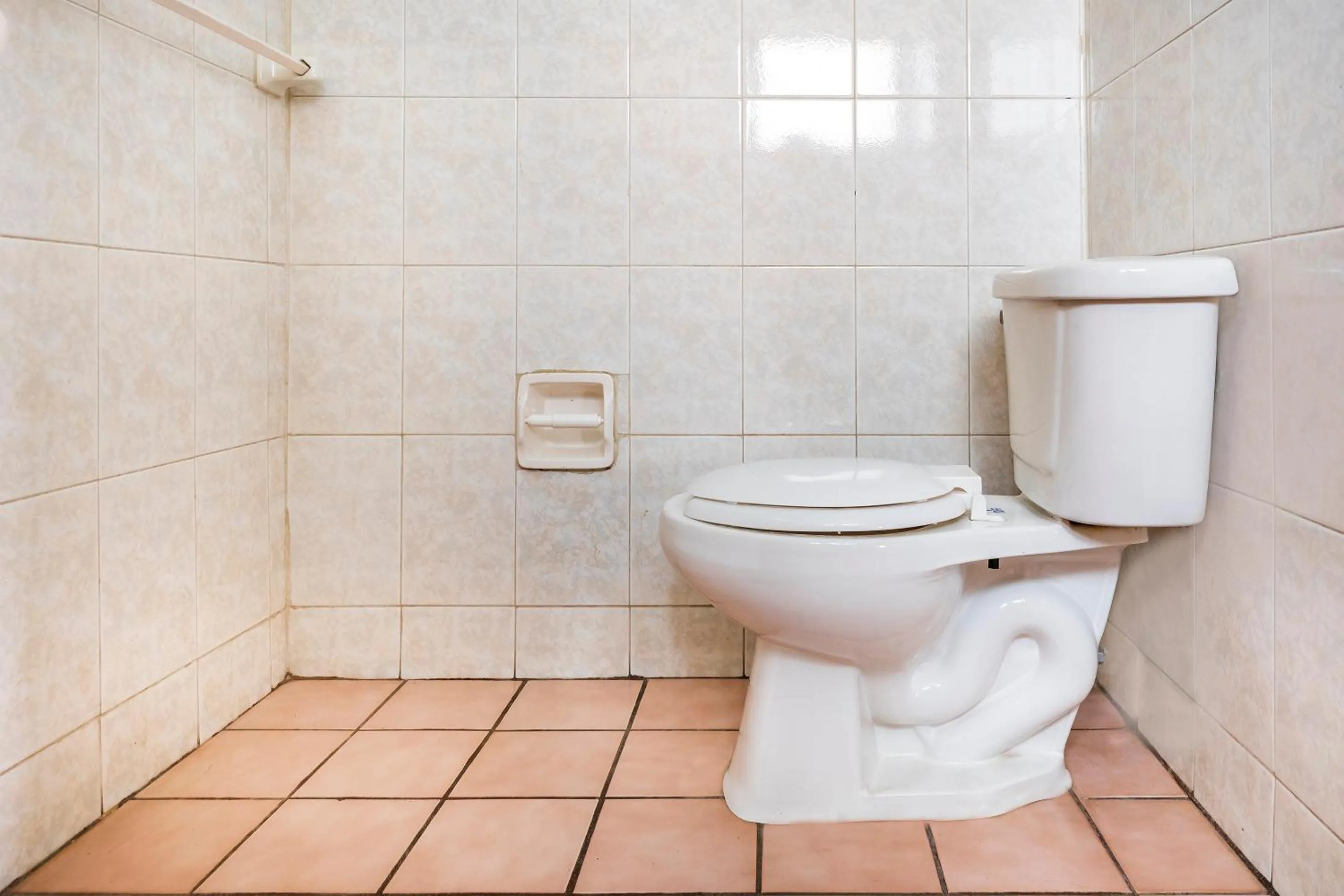 Bathroom in Capital O Colón, Ciudad Guzmán Jalisco