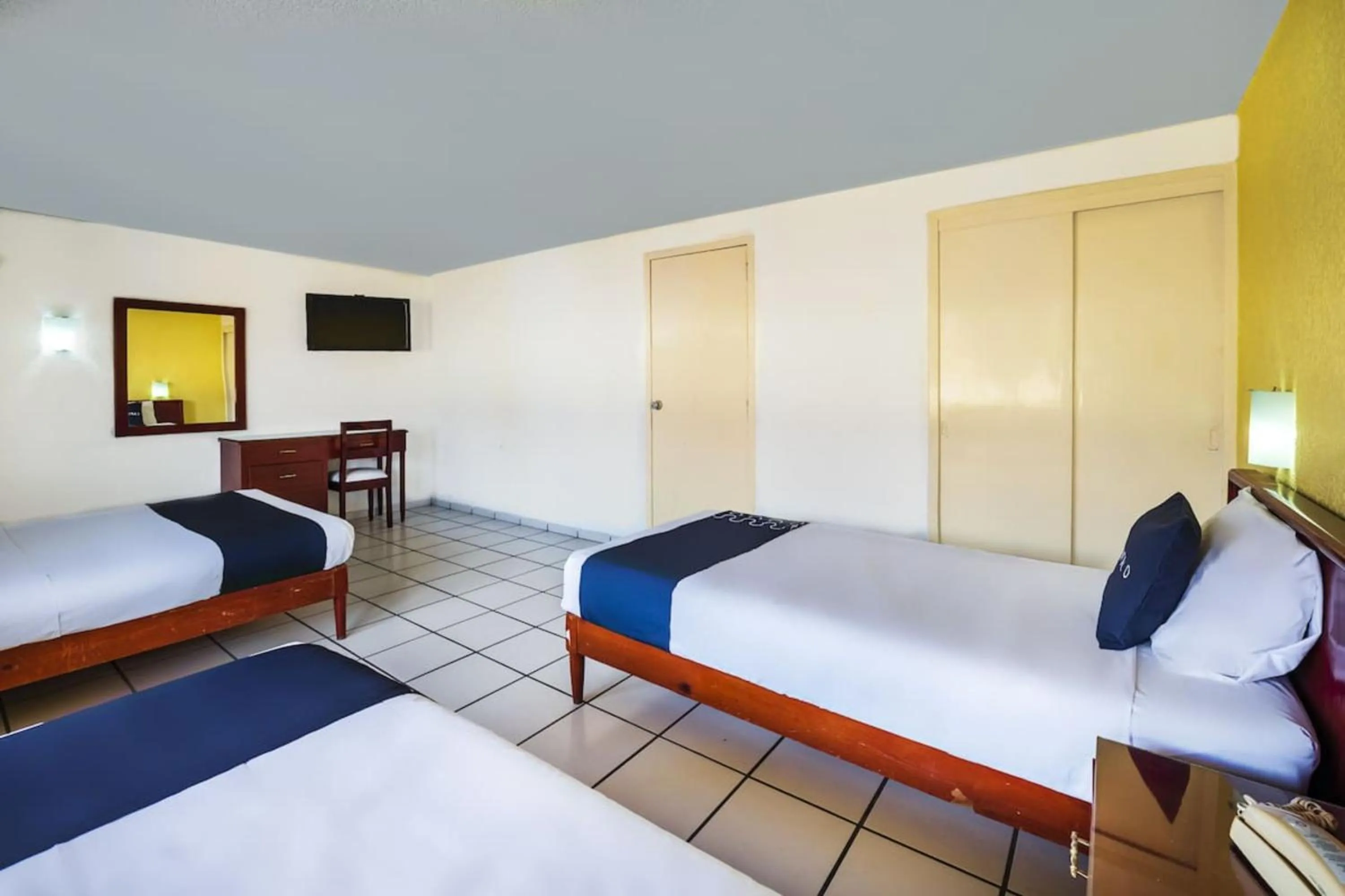 Bedroom, Bed in Capital O Colón, Ciudad Guzmán Jalisco