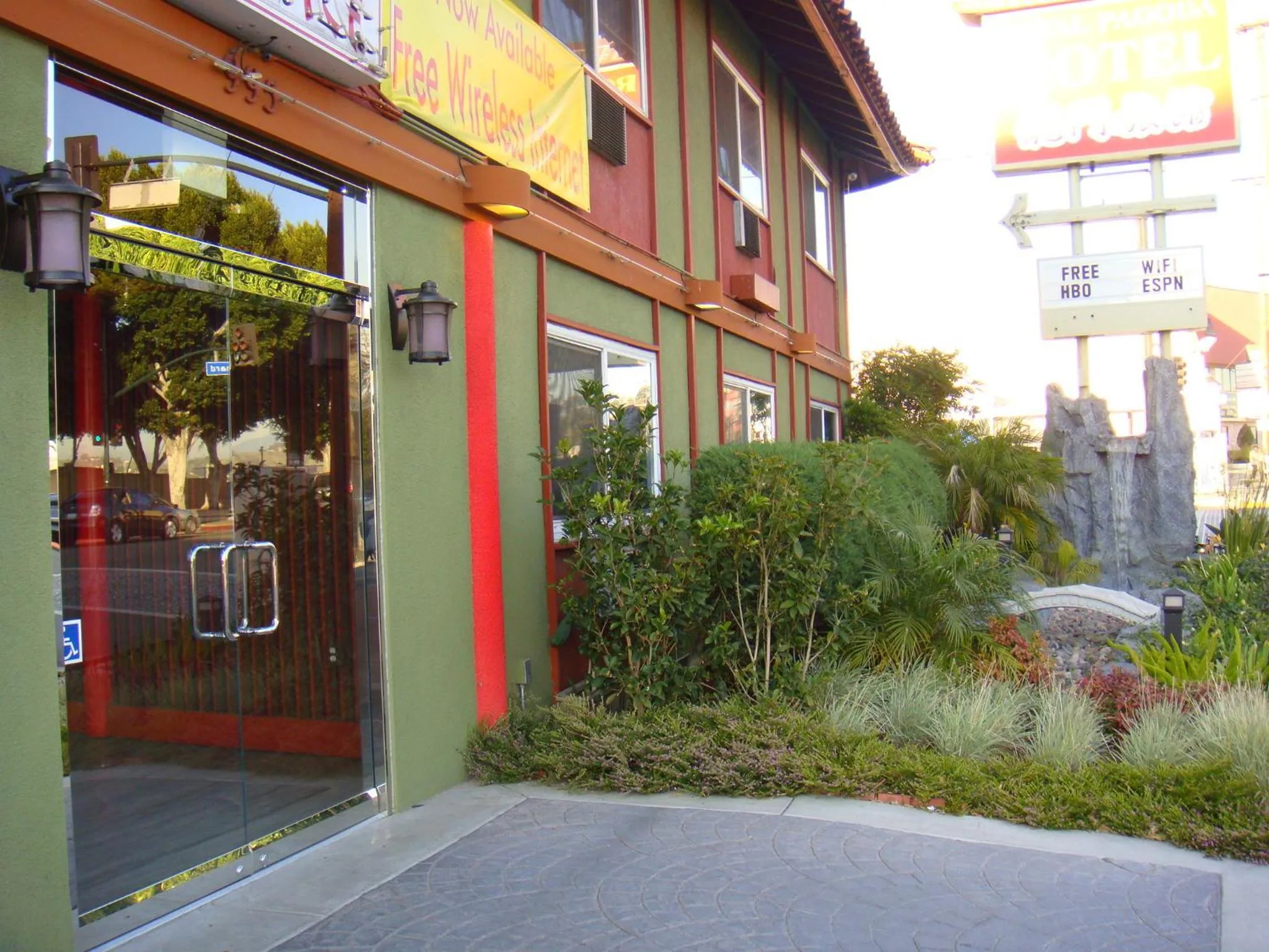 Facade/entrance in Royal Pagoda Motel Dodger Stadium