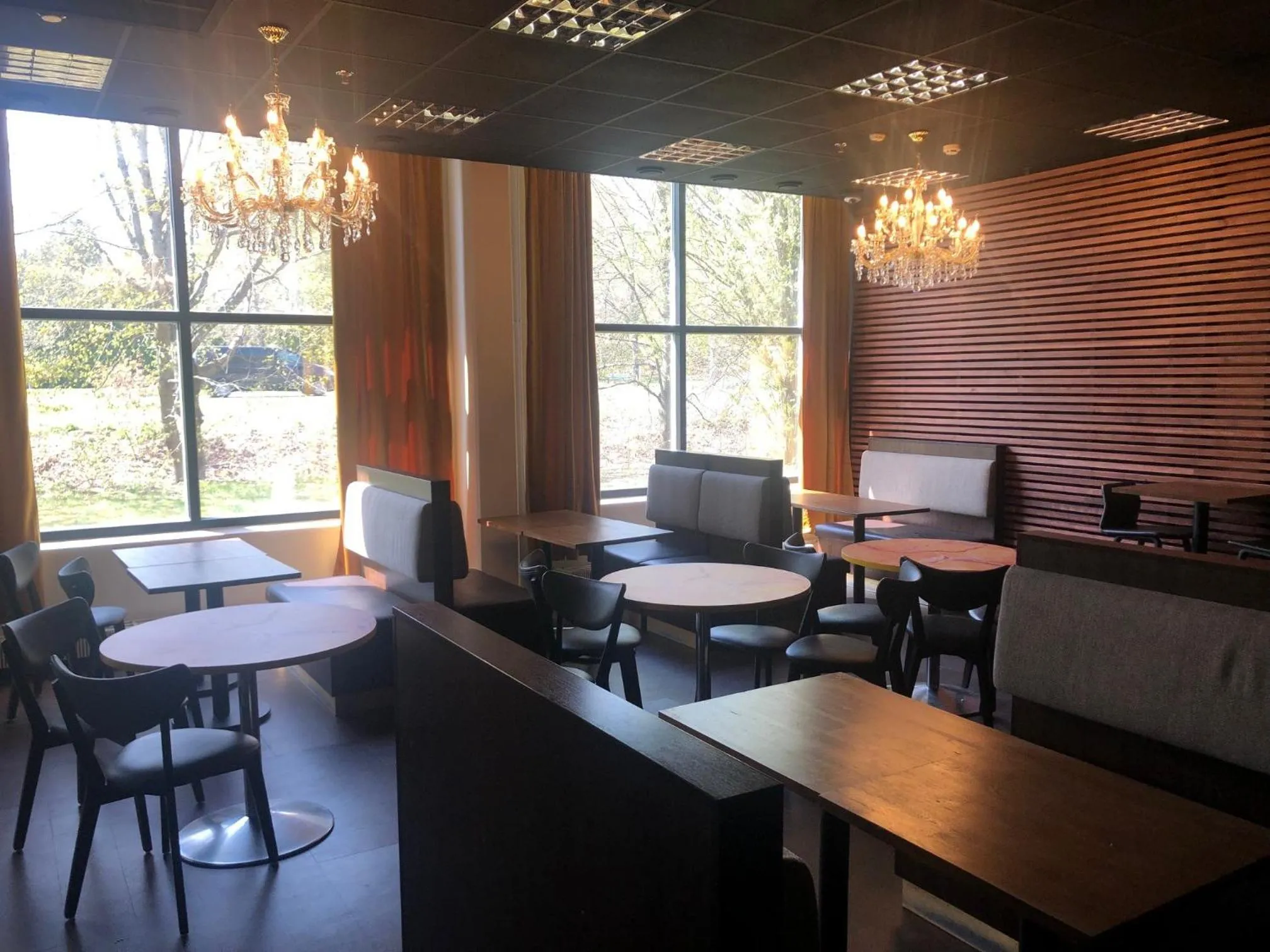 Restaurant/places to eat in West Side Hotel