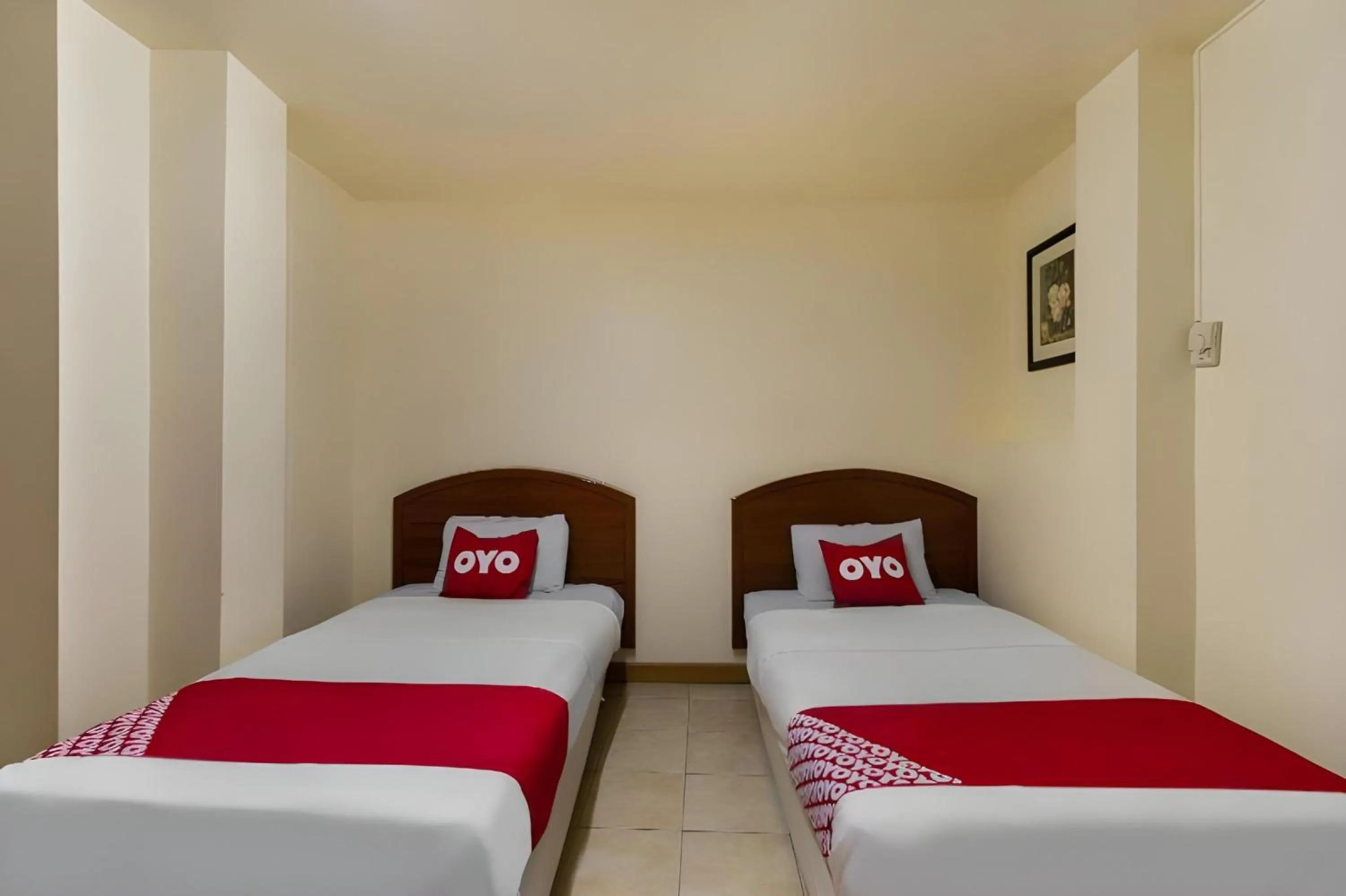 Bedroom, Bed in OYO 583 Sweethome Guest House
