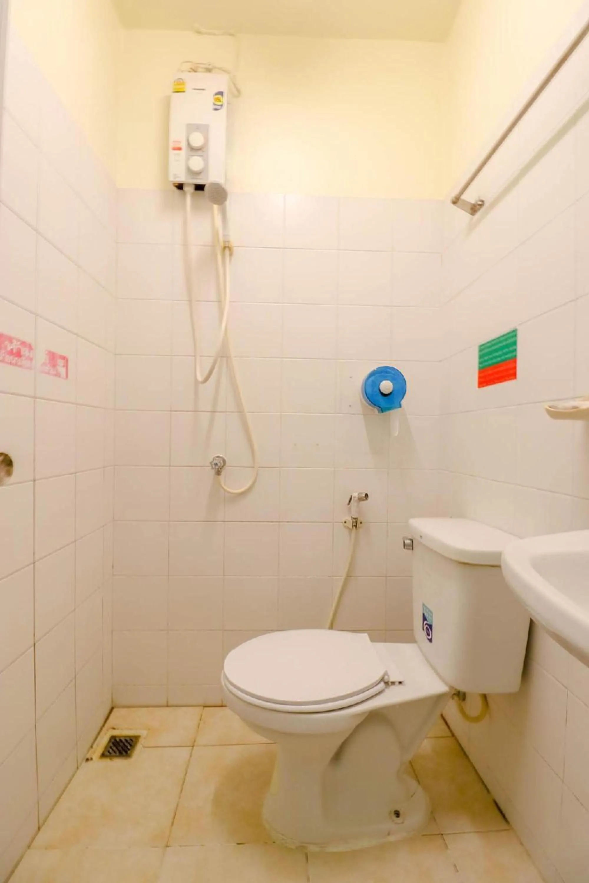 Bathroom in OYO 583 Sweethome Guest House