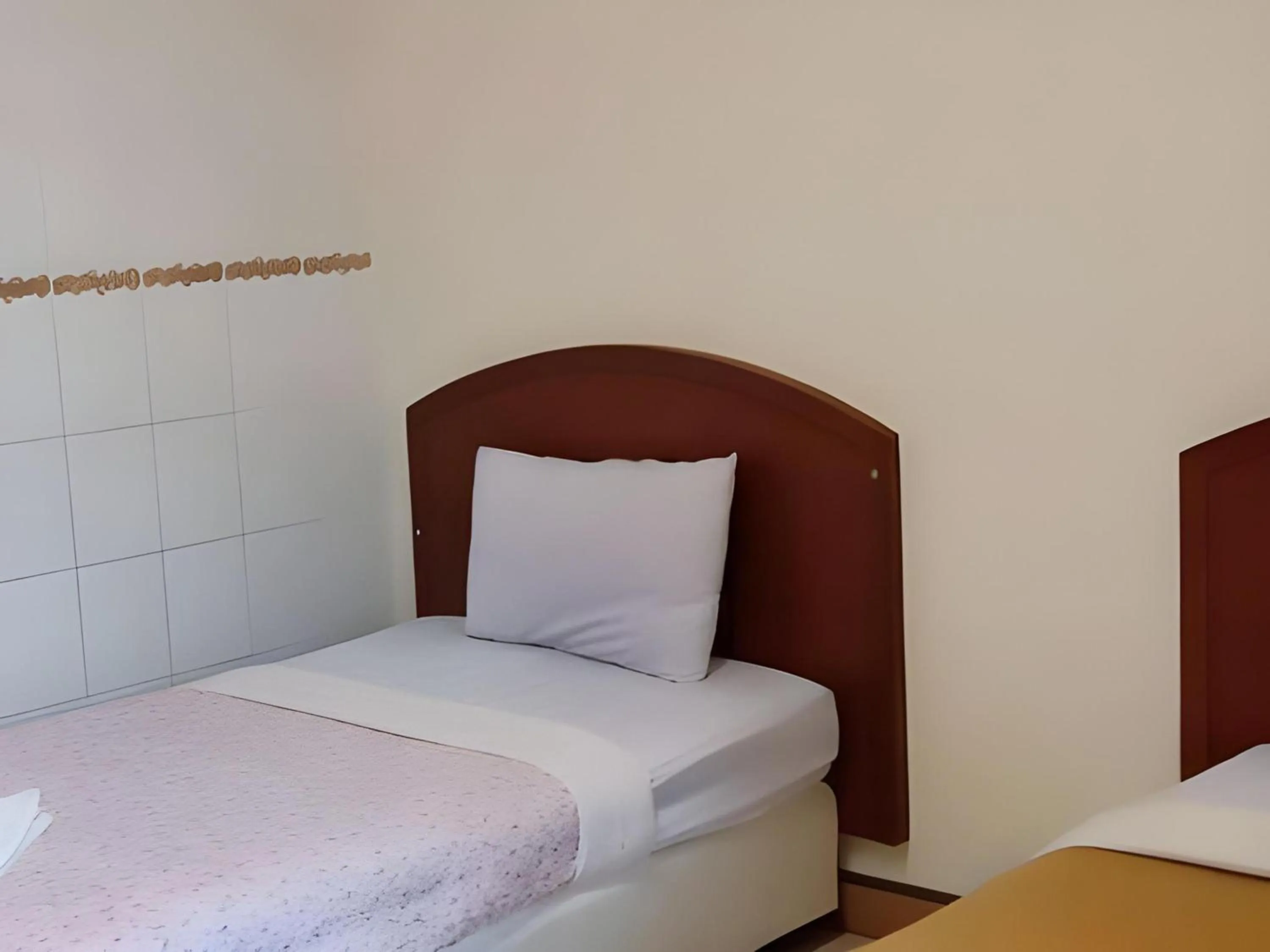 Bedroom, Bed in OYO 583 Sweethome Guest House