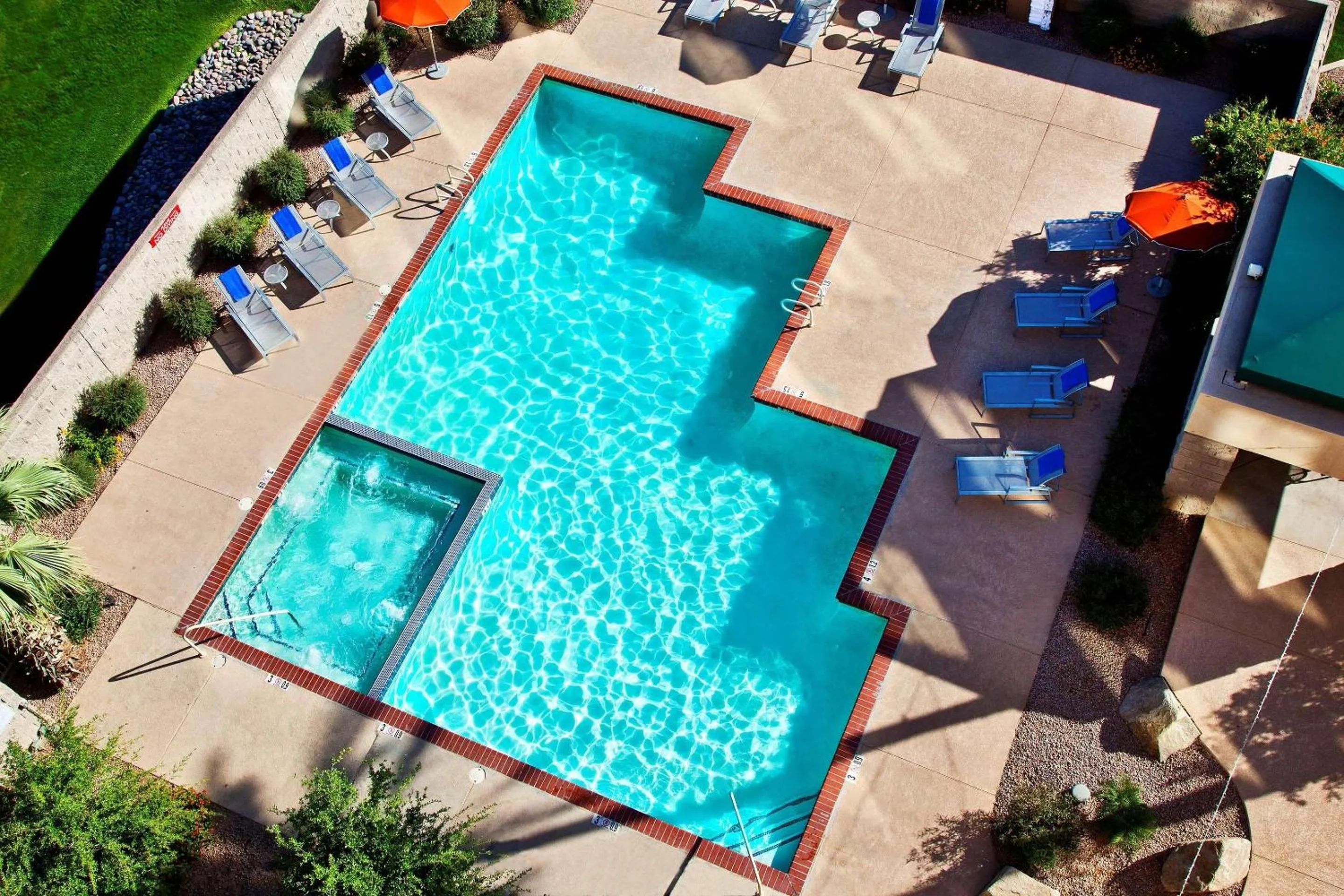 Swimming pool in Radisson Hotel Phoenix Airport