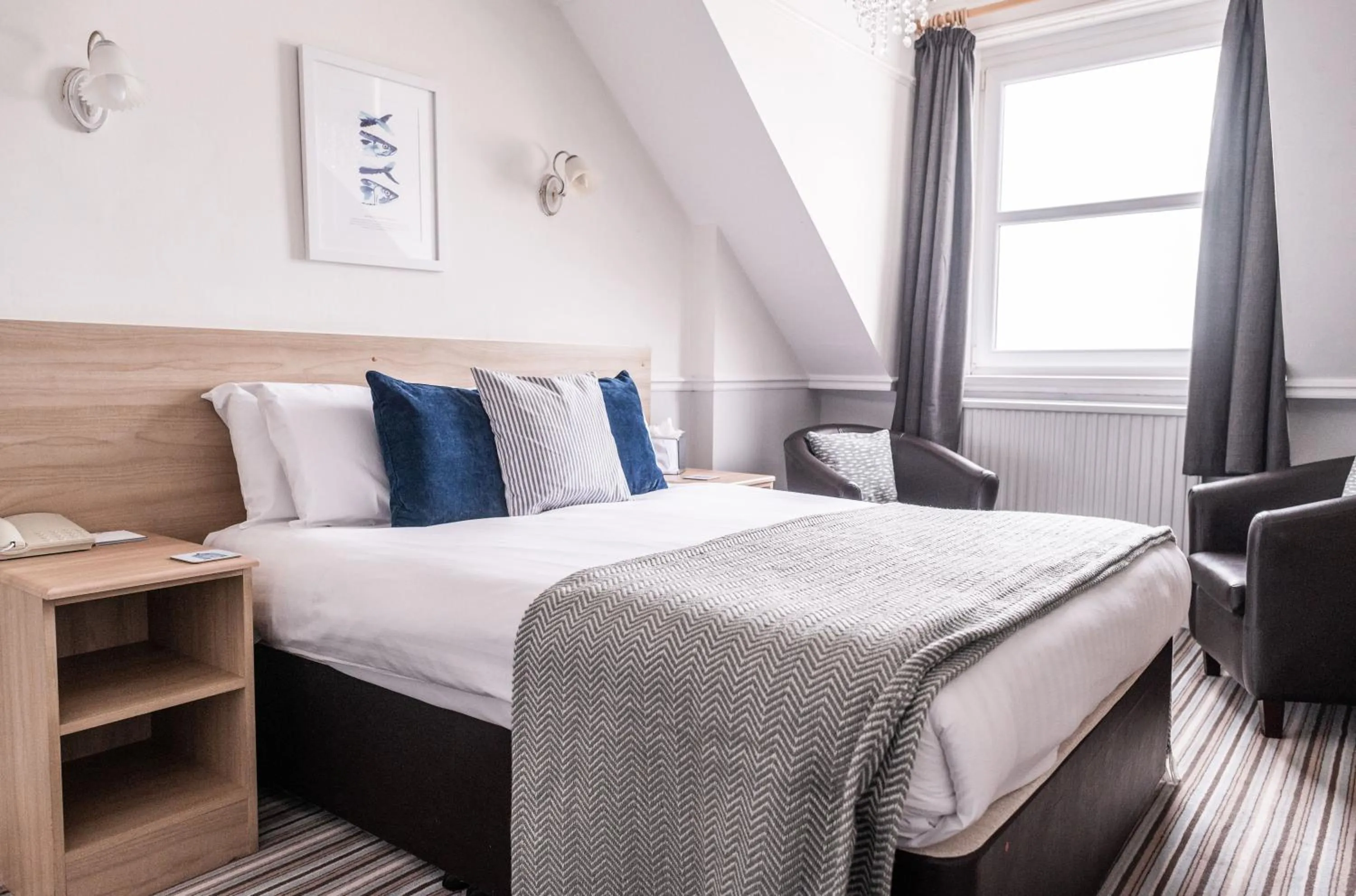 Photo of the whole room, Bed in The Kingswood Hotel