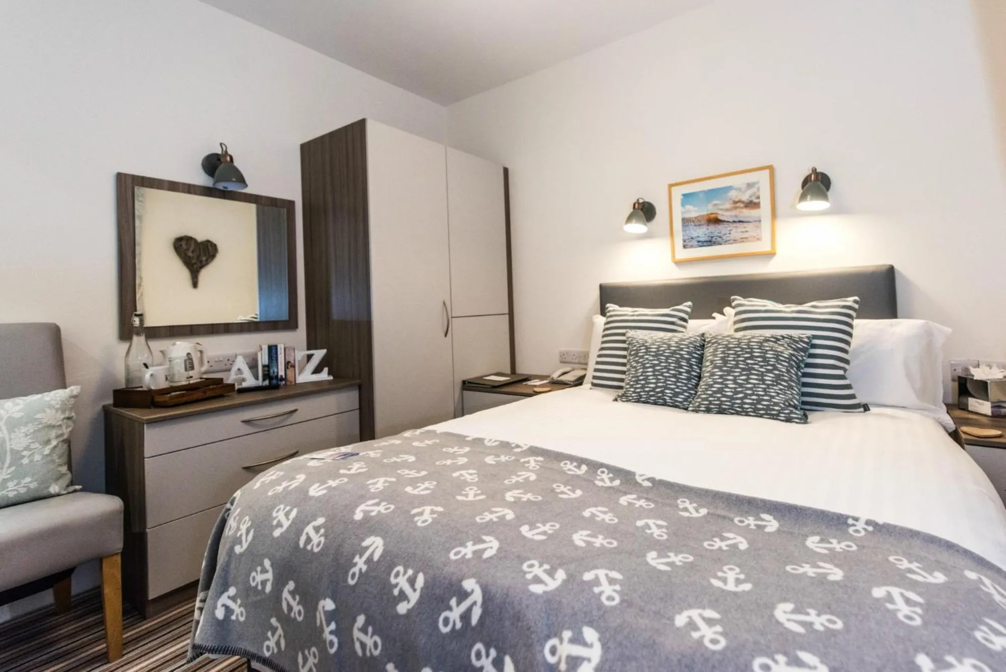 Photo of the whole room, Bed in The Kingswood Hotel