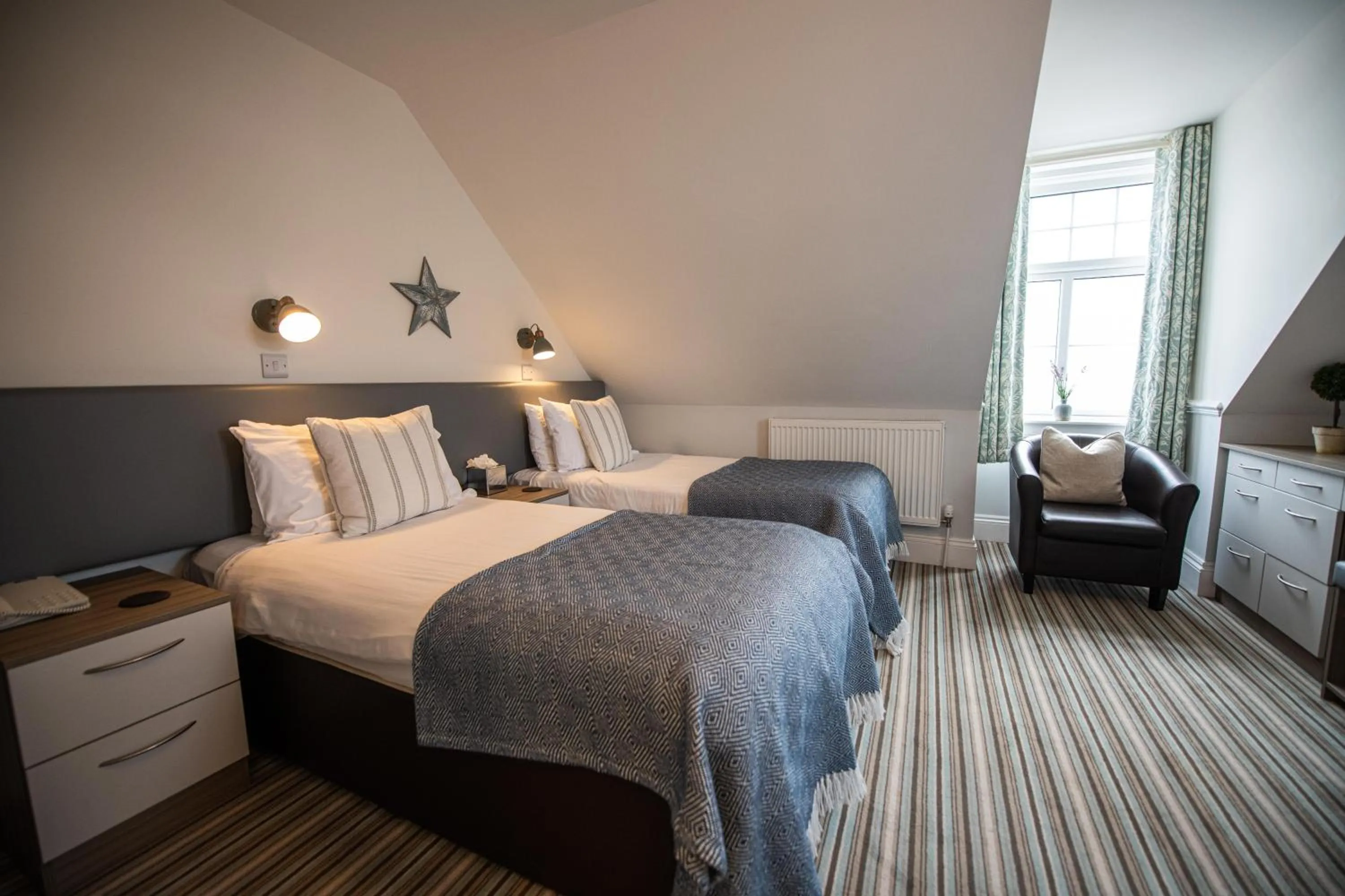 Photo of the whole room, Bed in The Kingswood Hotel